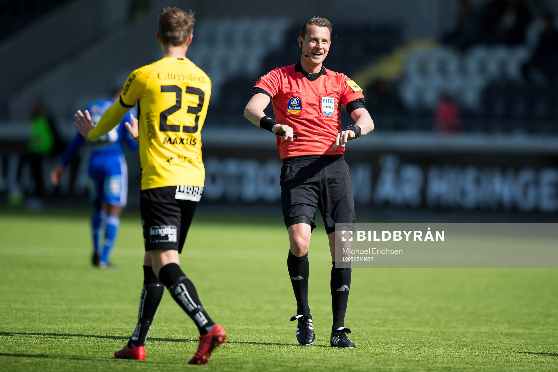 Häckens Viktor Lundberg diskuterar med domare Andreas