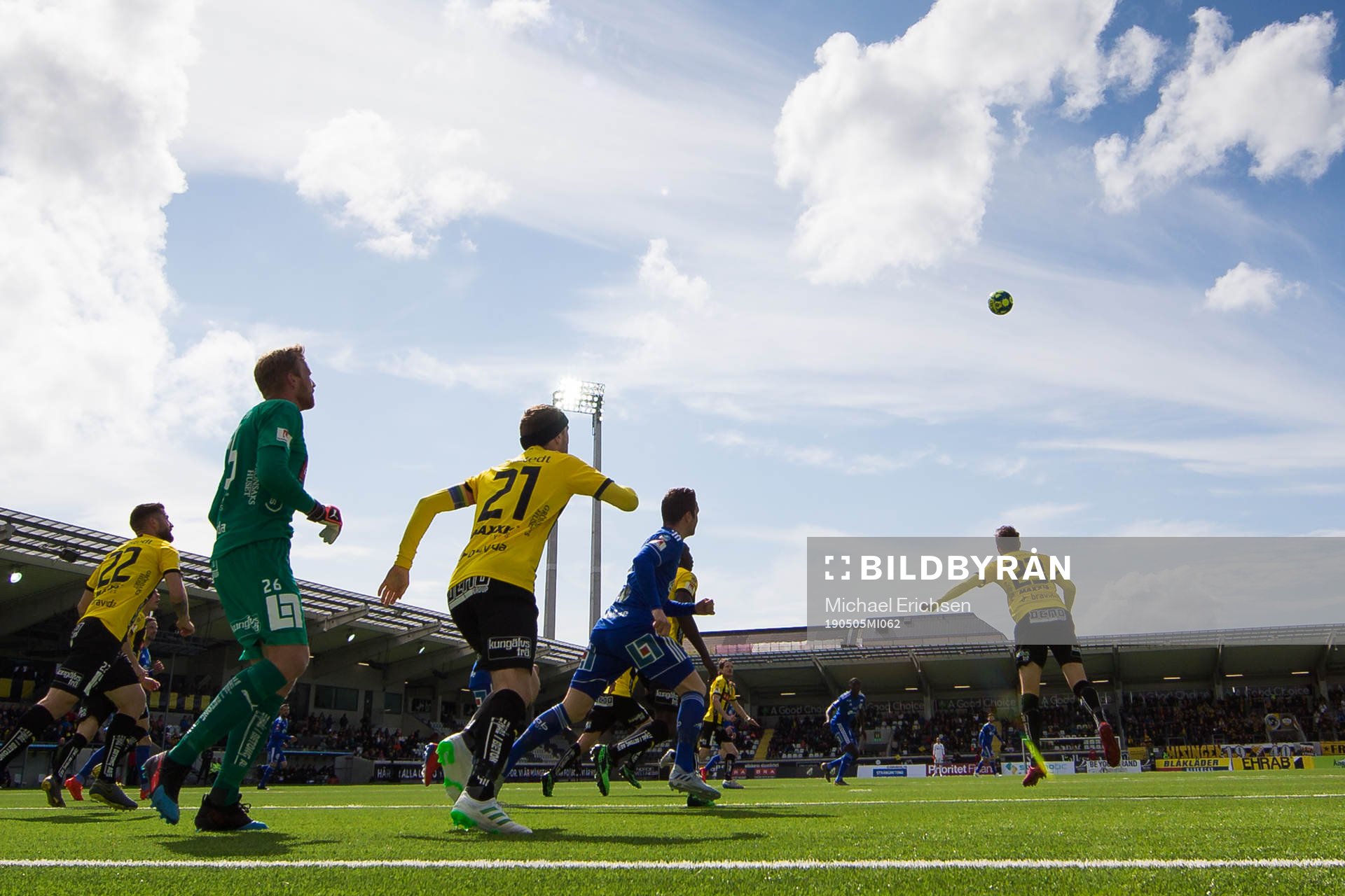 Häckens Viktor Lundberg rensar bort bollen ur eget
