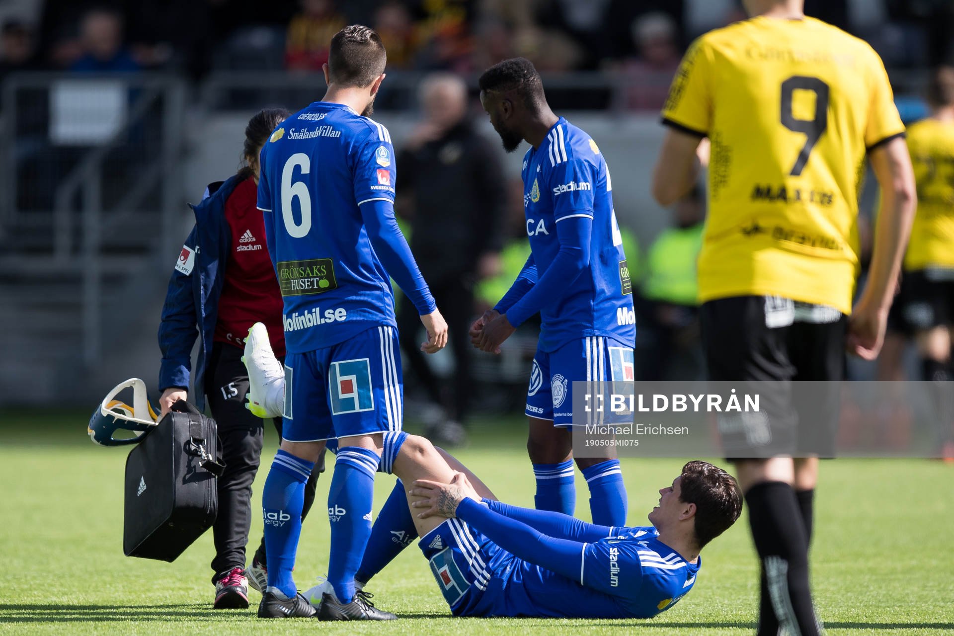 Sundsvalls David Batanero liggande med skada