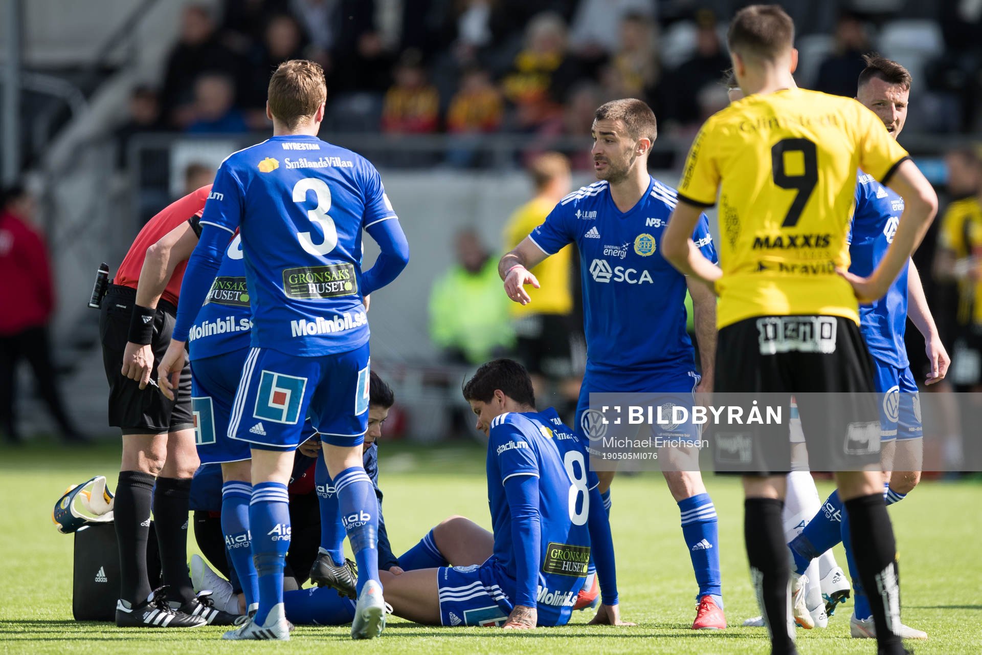 Sundsvalls David Batanero liggande med skada
