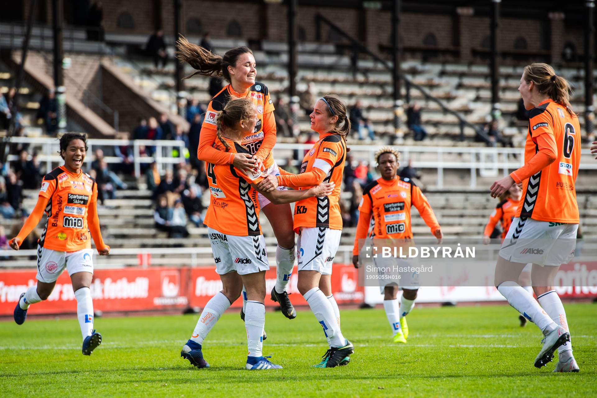 Kristianstads Therese Ivarsson jublar med lagkamrater efter 0-2 på straff under fotbollsmatchen i Damallsvenskan mellan Djurgården och Kristianstad den 5 maj 2019 i Stockholm.