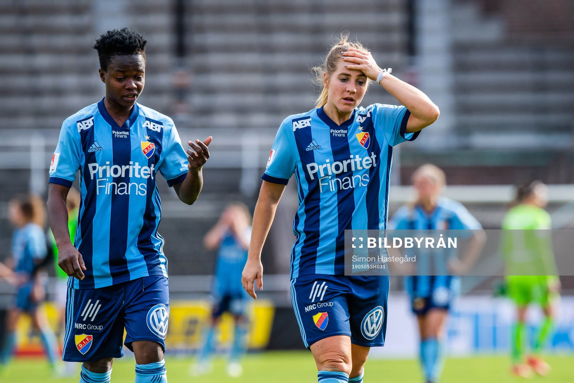 Djurgårdens Portia Boakye och Irma Helin  deppar