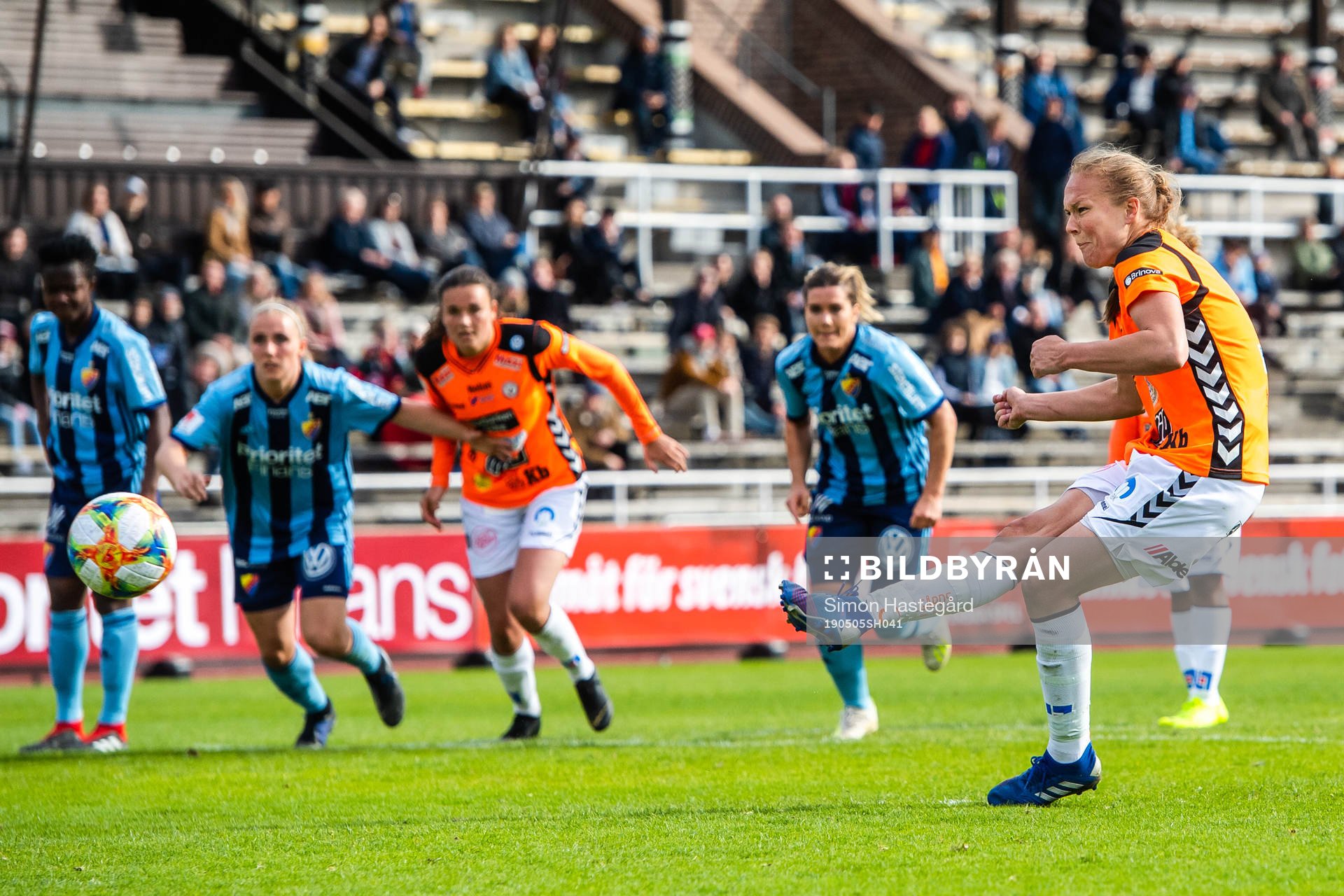 Kristianstads Therese Ivarsson gör 0-2 på straff