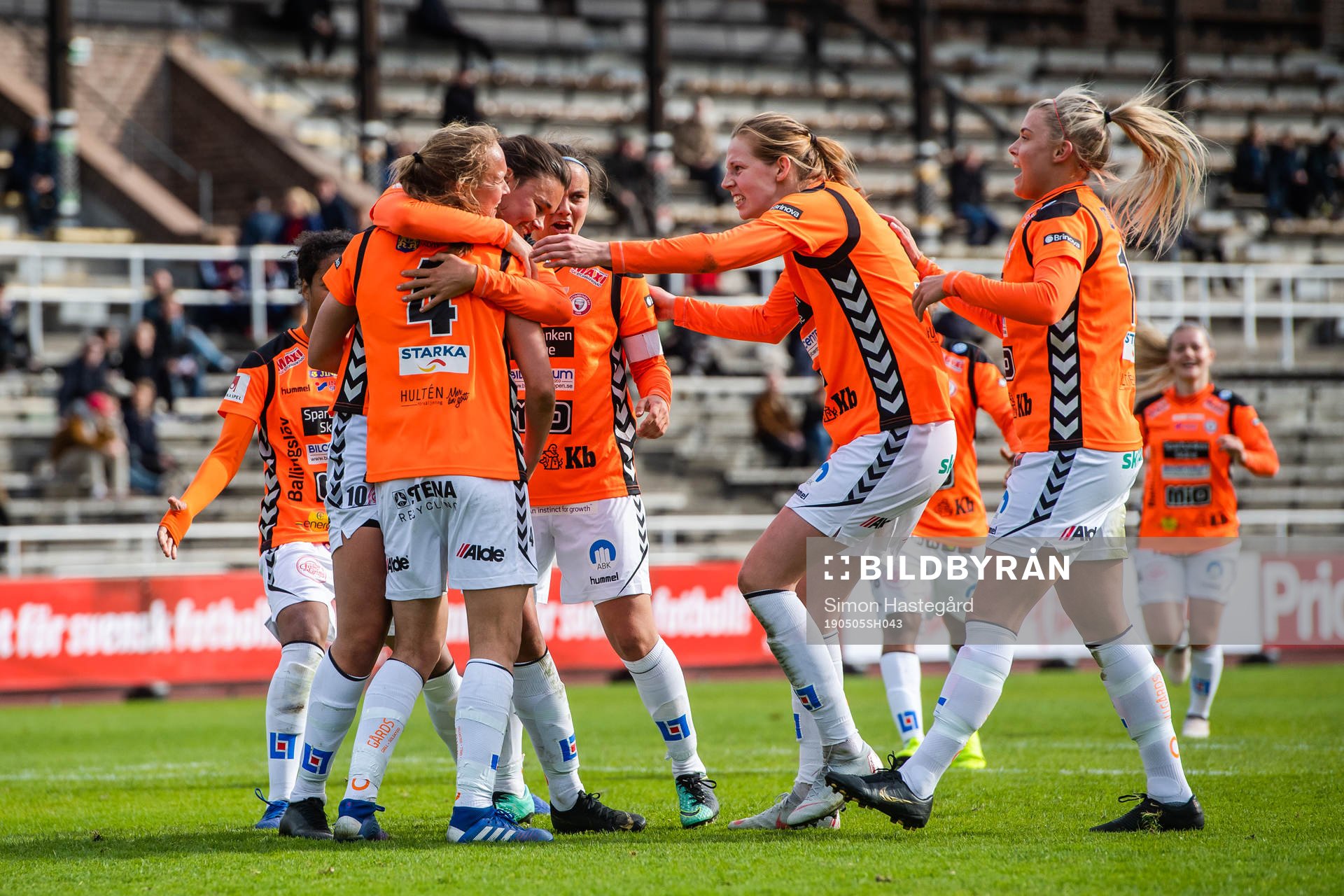 Kristianstads spelare jublar med Therese Ivarsson