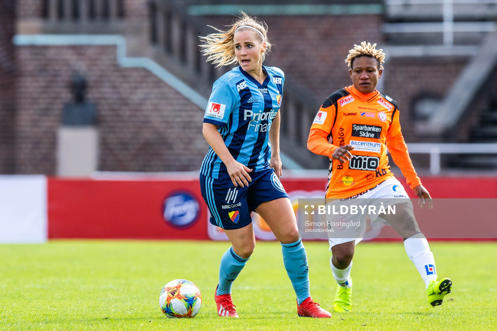 Djurgårdens Irma Helin  och Kristianstads Rita Chikwelu