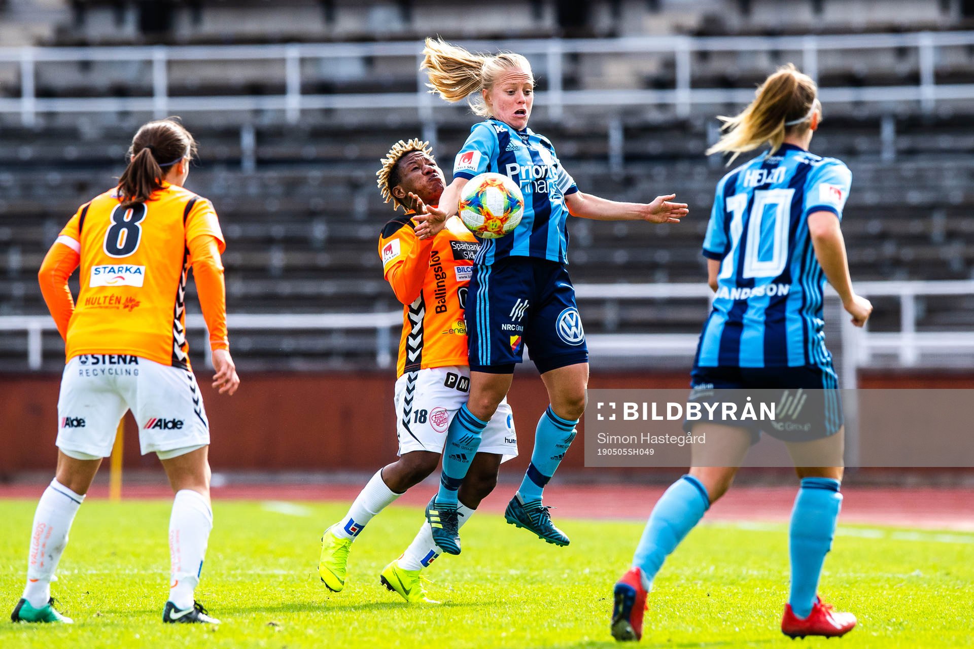 Kristianstads Rita Chikwelu och Djurgårdens Mia Jalkerud
