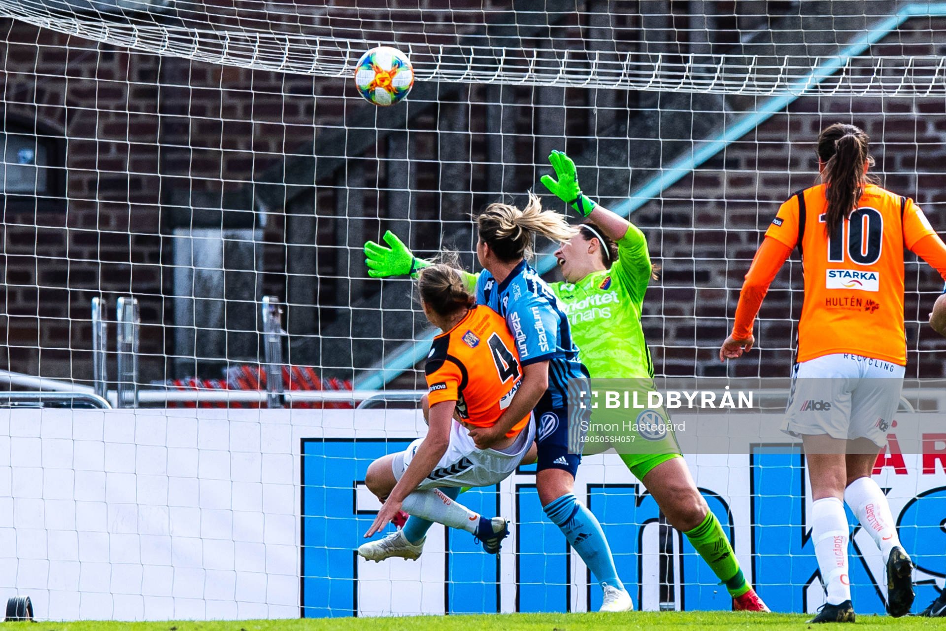 Kristianstads Therese Ivarsson gör 0-1 bakom Djurgårdens