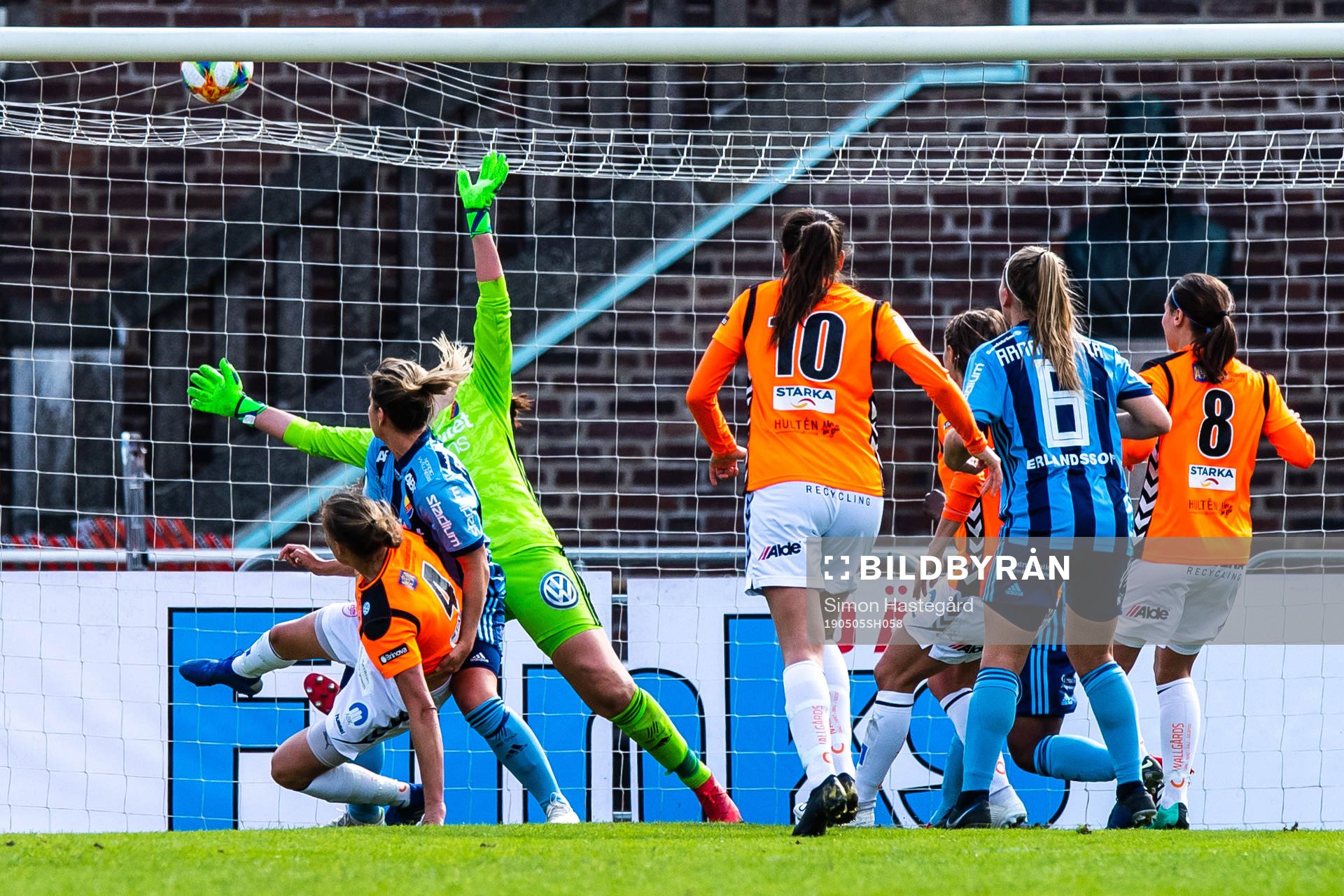 Kristianstads Therese Ivarsson gör 0-1 bakom Djurgårdens