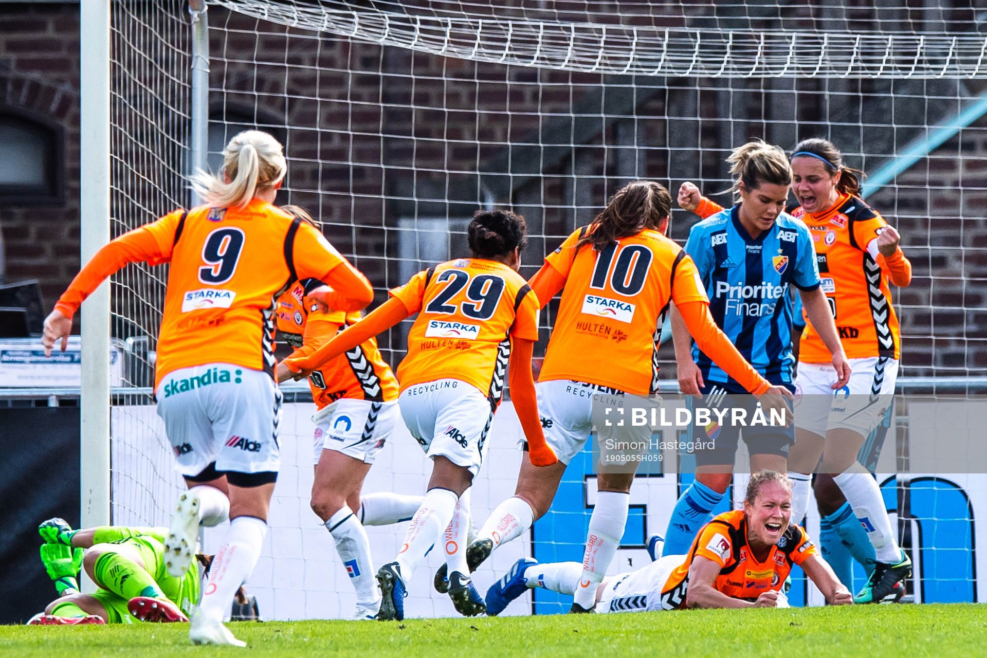 Kristianstads Therese Ivarsson jublar efter 0-1 bakom Djurgårdens Hanna Folkesson och målvakt Gudbjörg Gunnarsdottir under fotbollsmatchen i Damallsvenskan mellan Djurgården och Kristianstad den 5 maj 2019 i Stockholm.