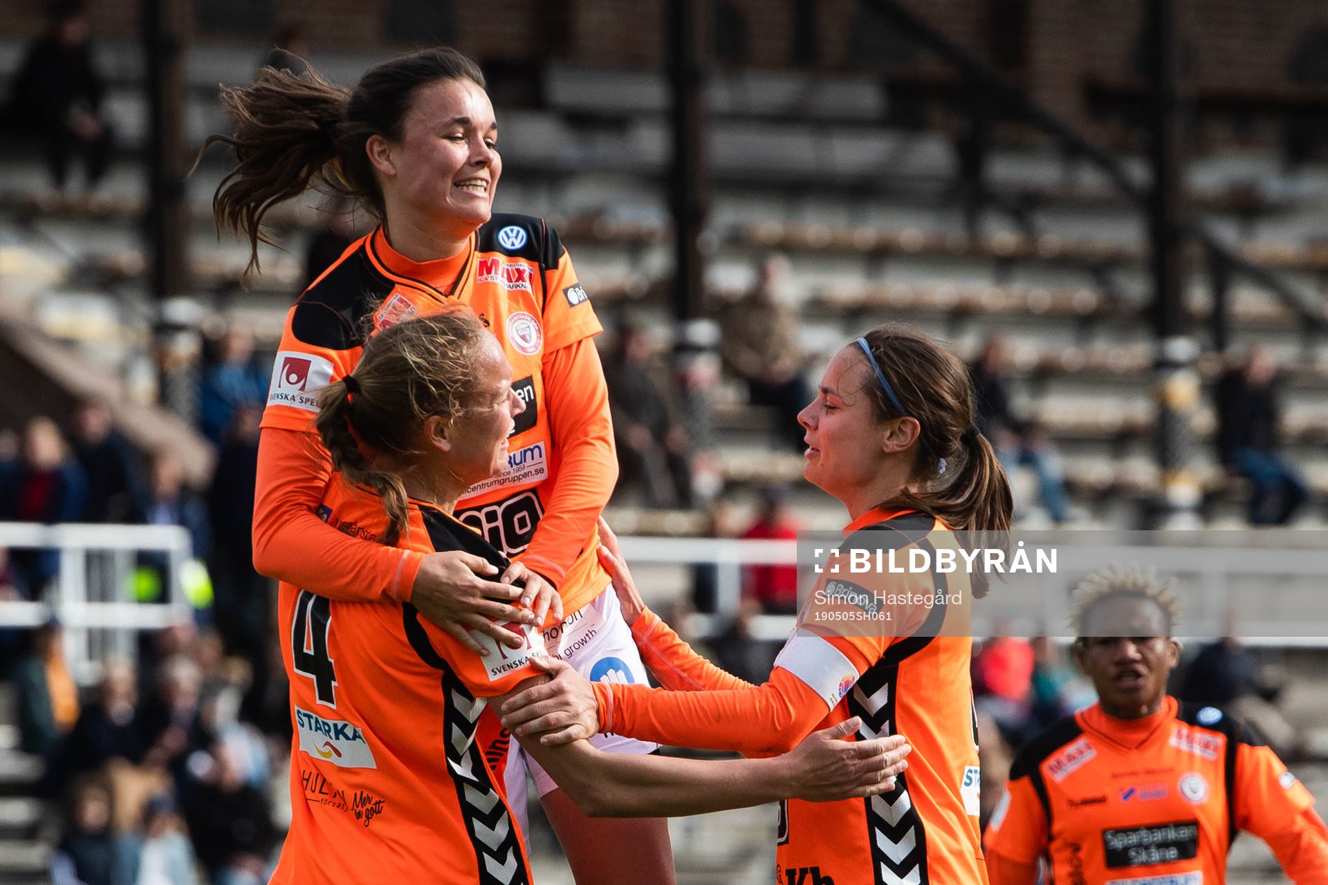 Kristianstads Anna Welin jublar med Therese Ivarsson efter 0-2 under fotbollsmatchen i Damallsvenskan mellan Djurgården och Kristianstad den 5 maj 2019 i Stockholm.
