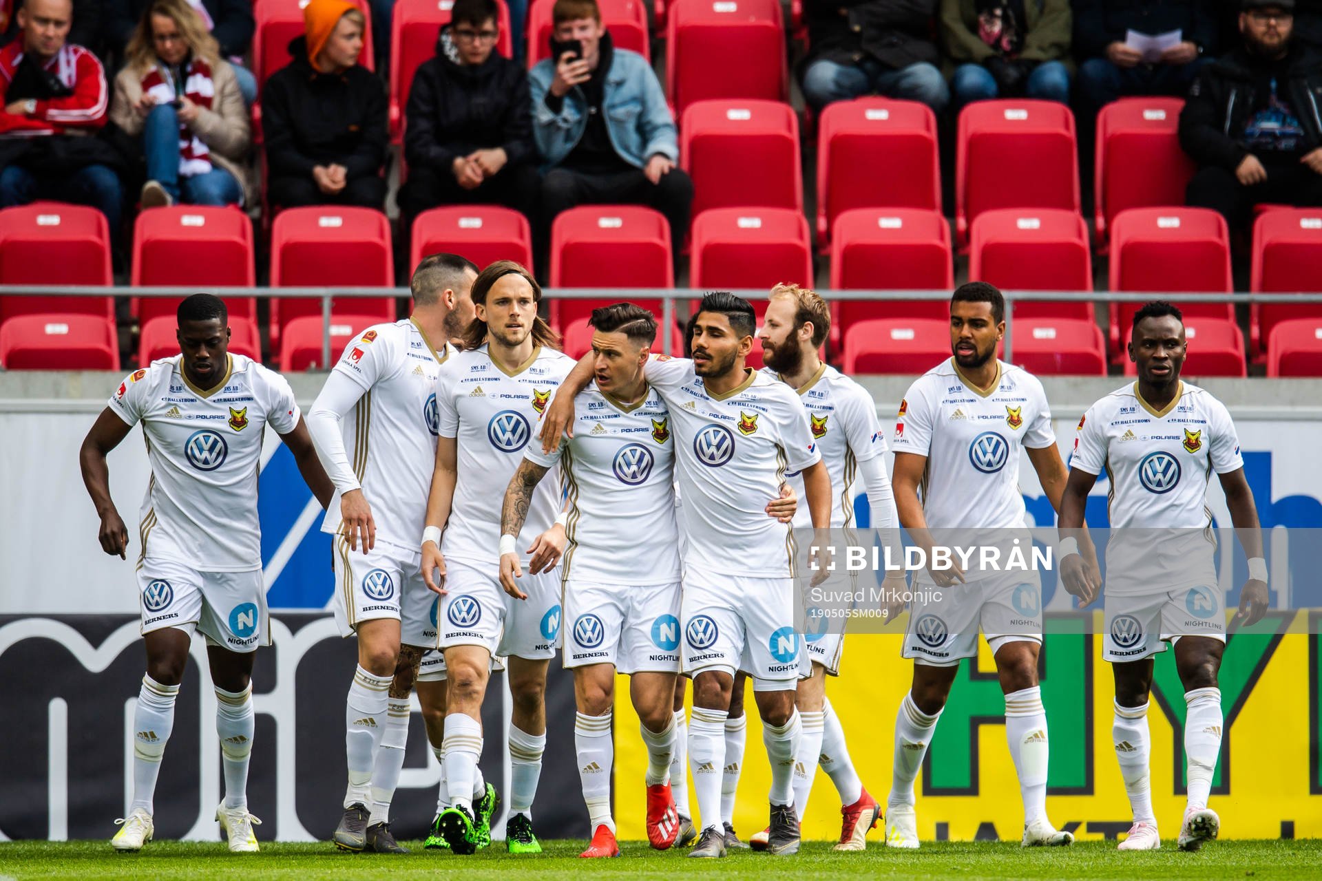 Östersunds Dino Islamovic jublar med lagkamrater