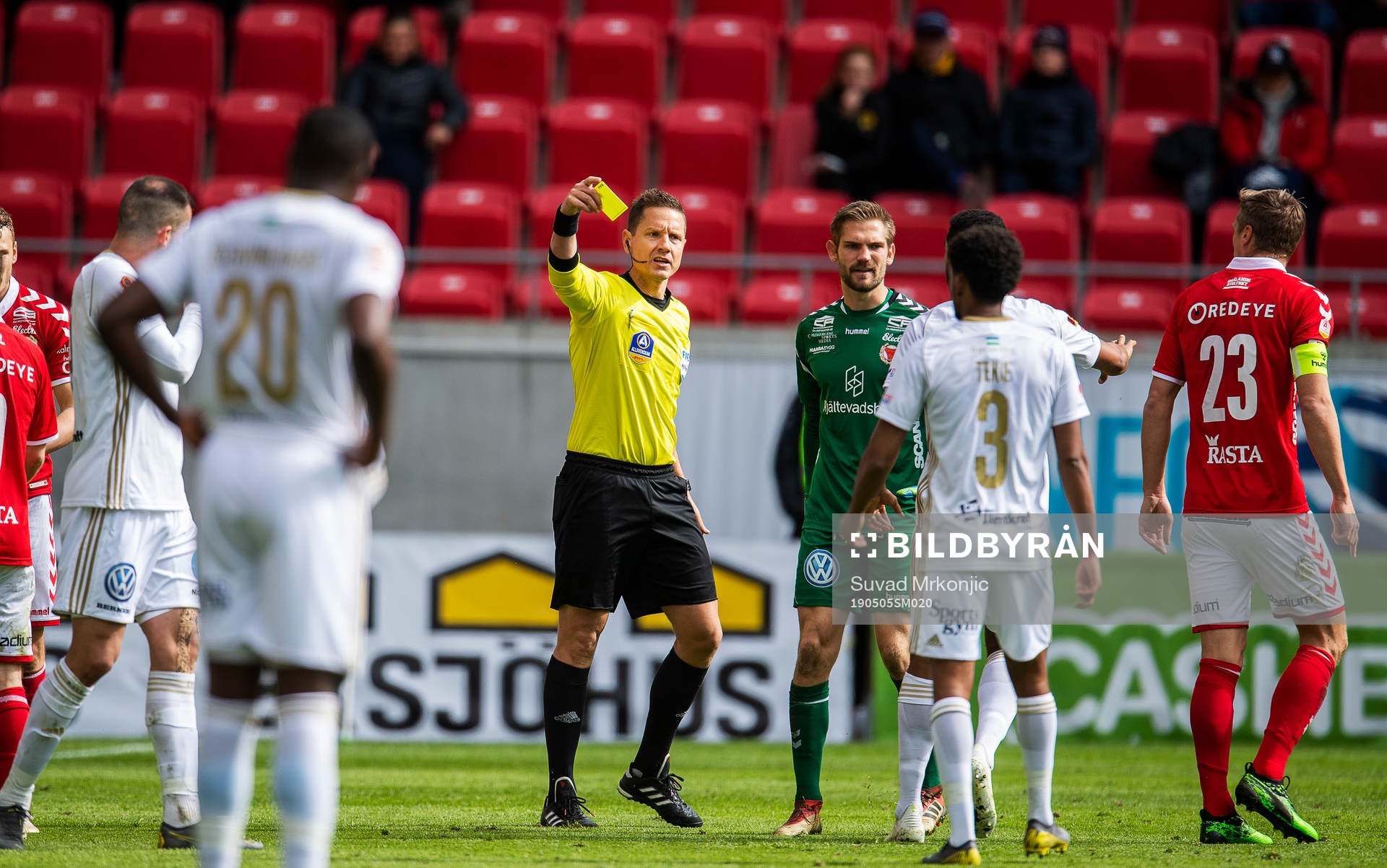 Domaren Martin Strömbergsson varnar Kalmars Viktor Elm och