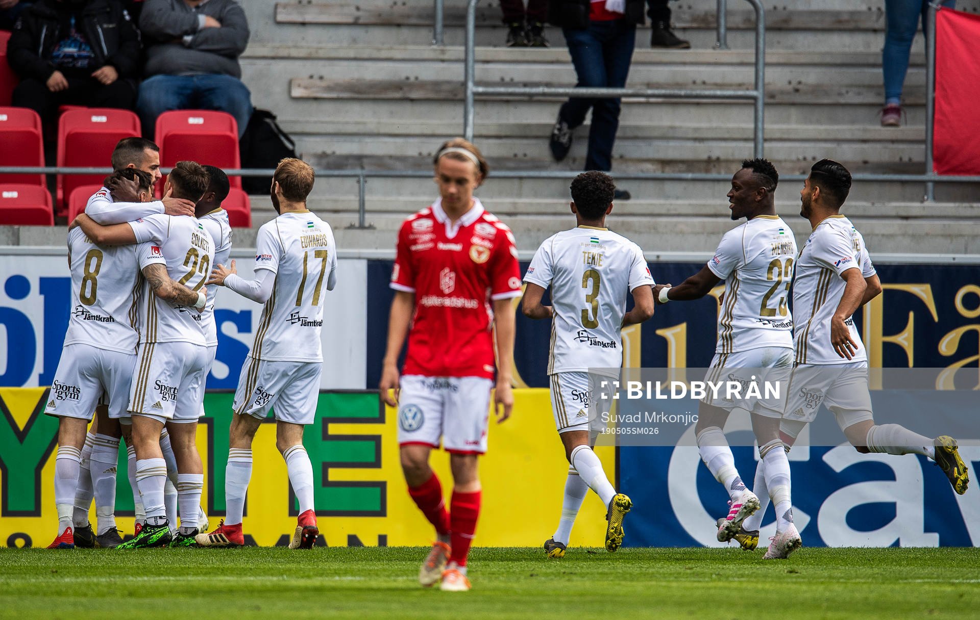 Östersunds Dino Islamovic jublar med lagkamrater