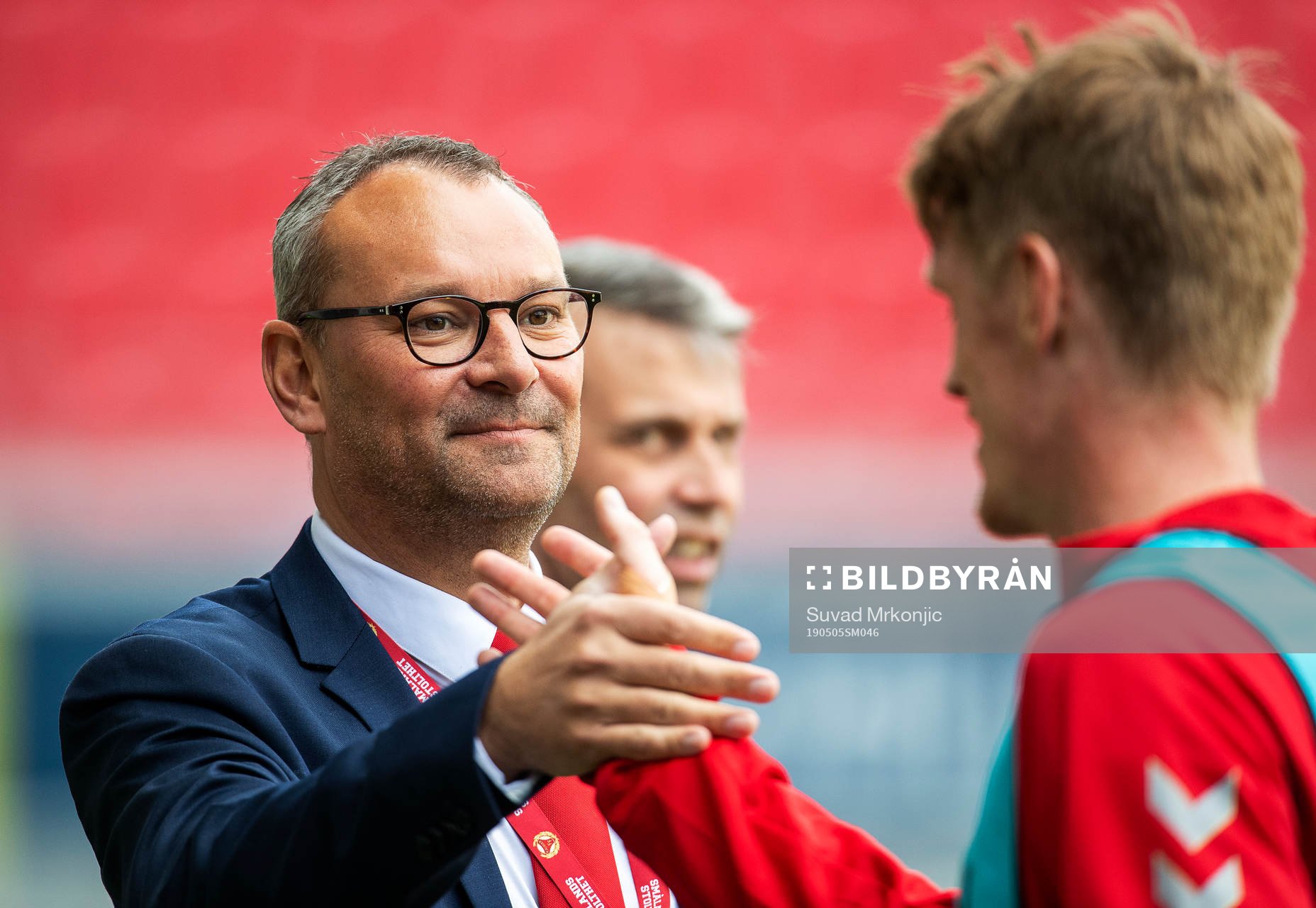Kalmars klubbchef Mattias Rosenlund hälsar på Rasmus Elm
