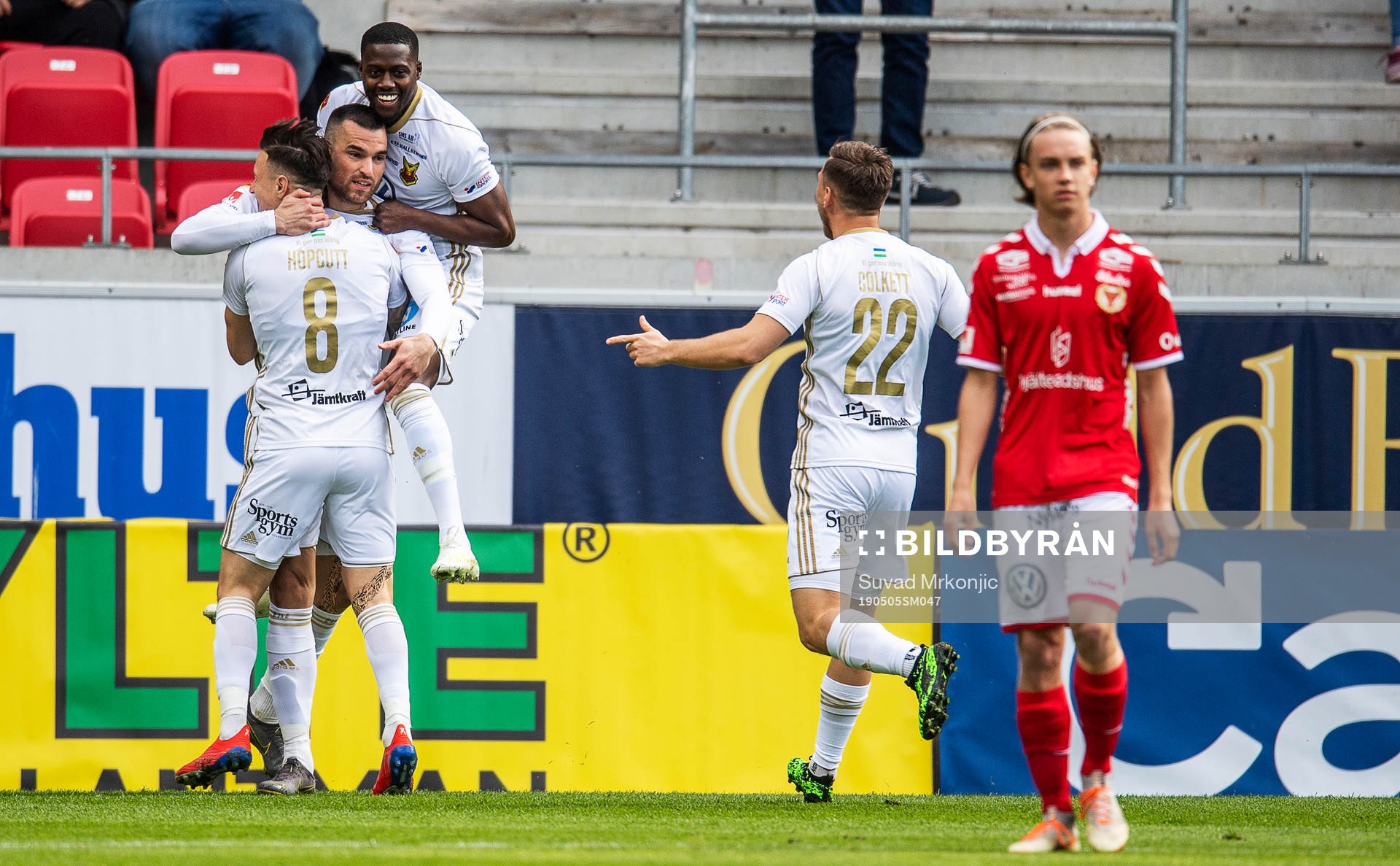 Östersunds Dino Islamovic jublar med lagkamrater