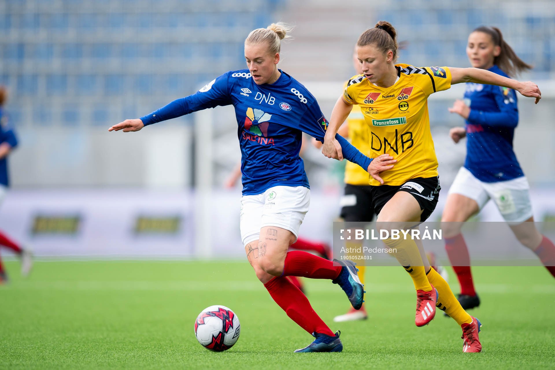 Marie Markussen of Vålerenga and Synne Hansen of LSK