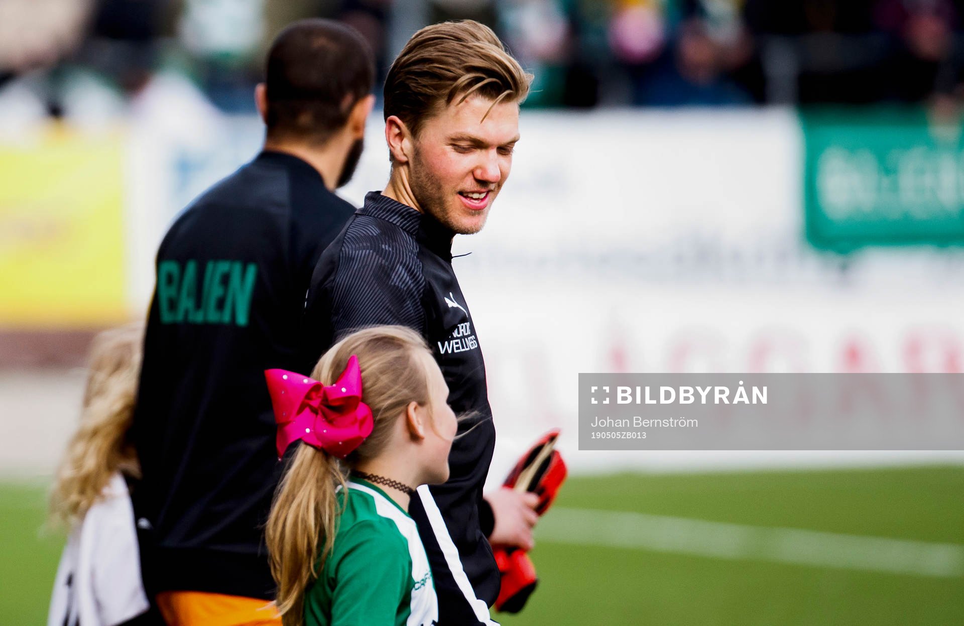 Örebros Martin Broberg på väg ut till fotbollsmatchen i