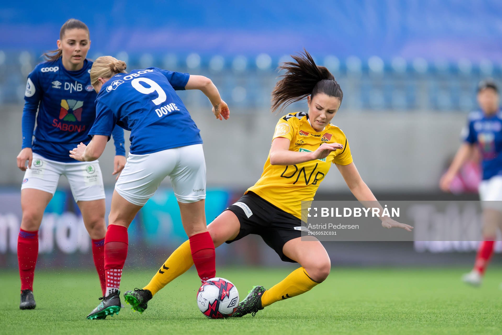 Natasha Dowie of Vålerenga and Ingrid Engen of LSK Kvinner