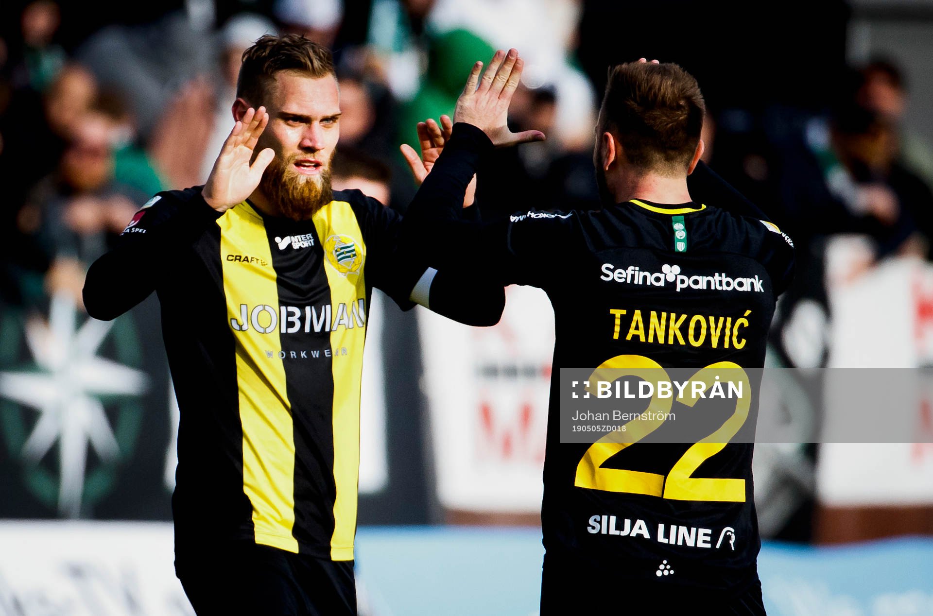 Hammarbys David Fällman jublar efter 0-1 med Muamer Tankovic under fotbollsmatchen i Allsvenskan mellan Örebro och Hammarby den 5 maj 2019 i Örebro.