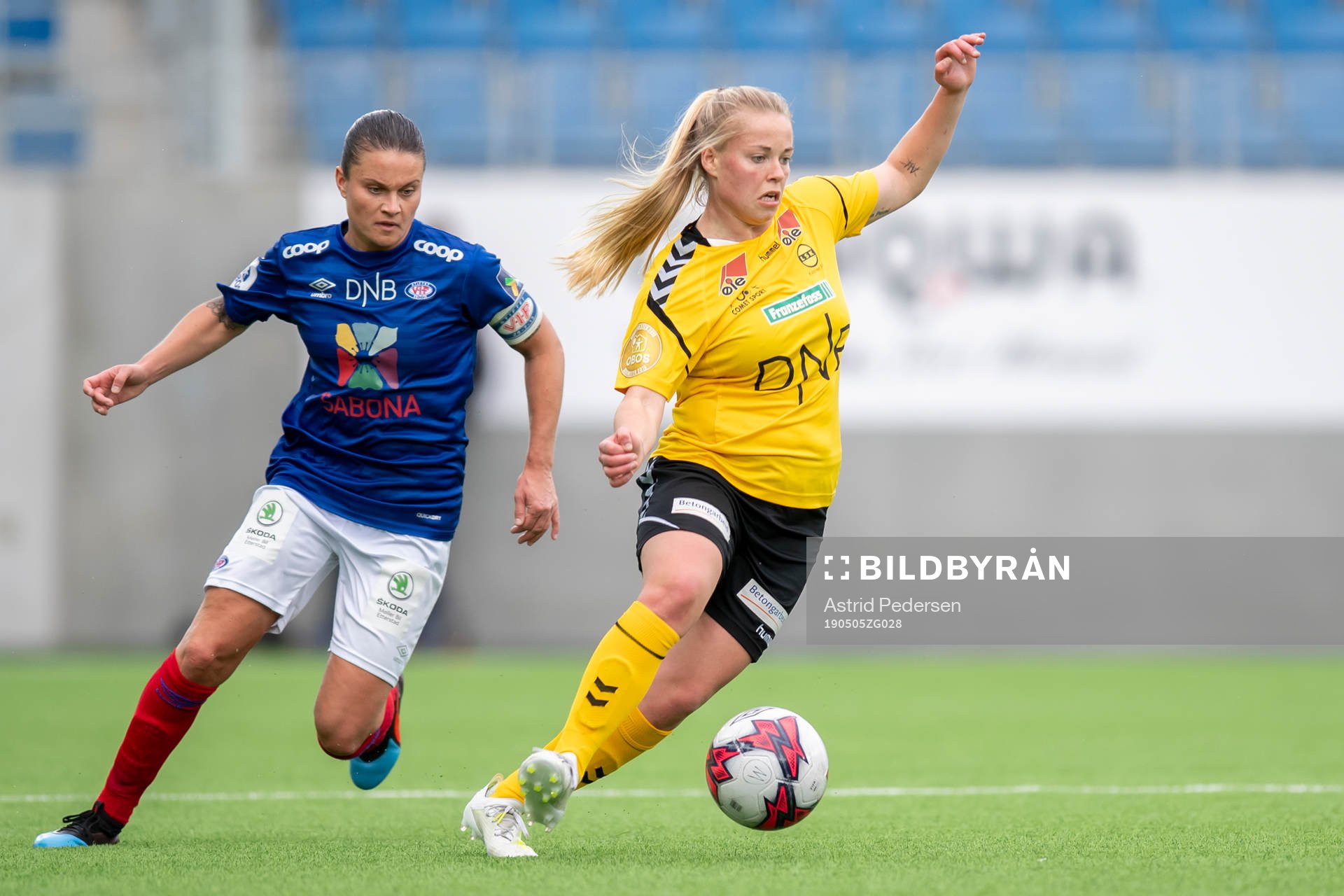 Sherida Spitse of Vålerenga and Therese Åsland of LSK