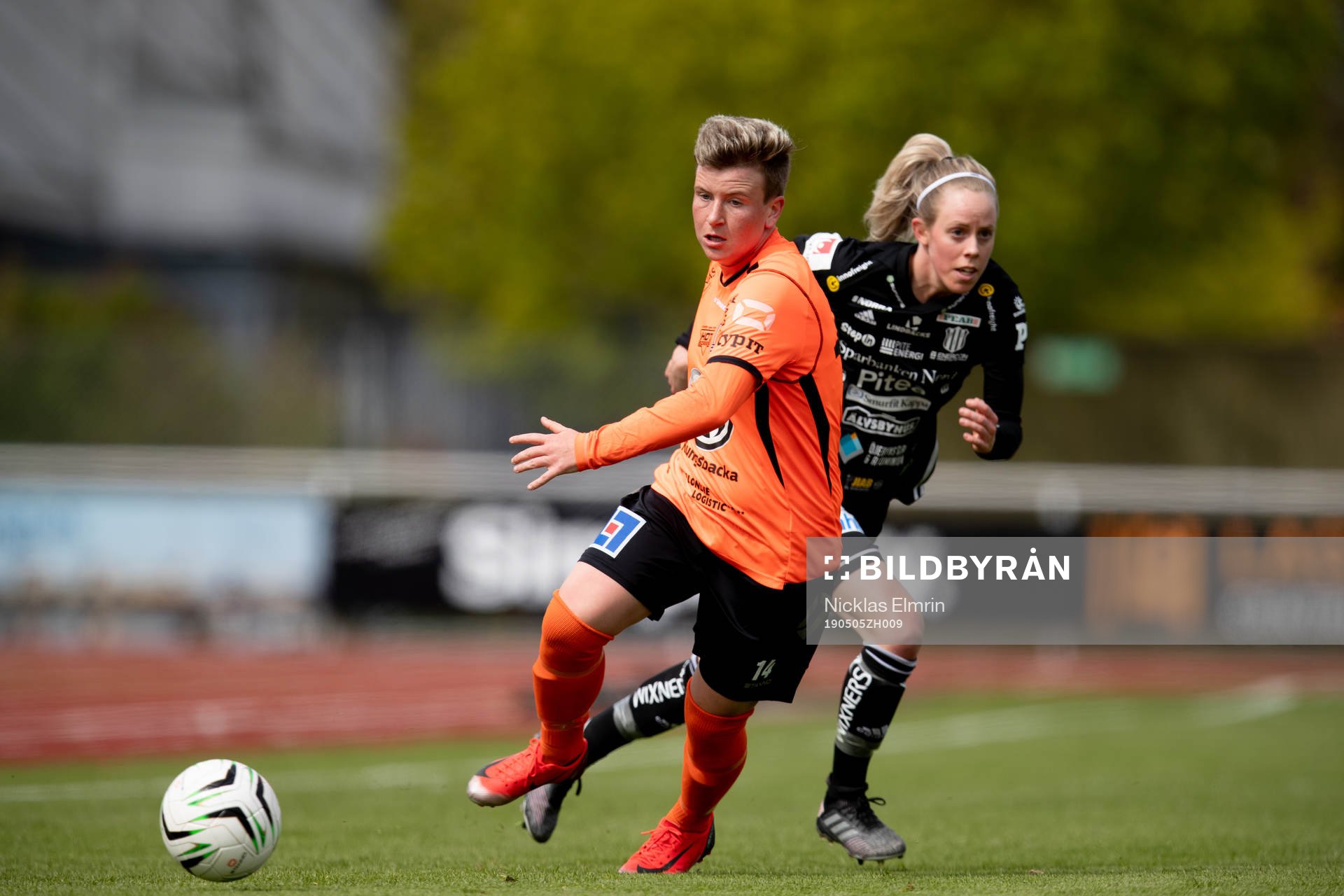 Kungsbackas Andrea Herczeg i kamp med Piteås Cecilia Edlund under fotbollsmatchen i Damallsvenskan mellan Kungsbacka och Piteå den 5 maj 2019 i Varberg.