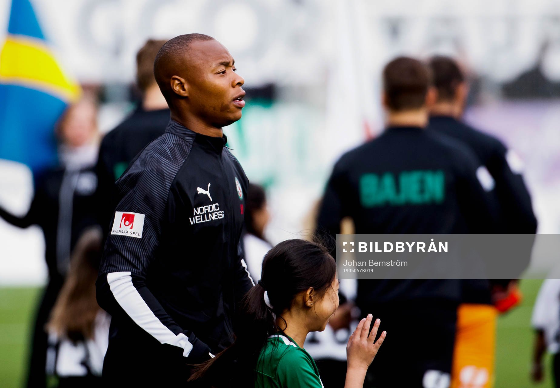 Örebros Carlos Strandberg på väg ut till fotbollsmatchen