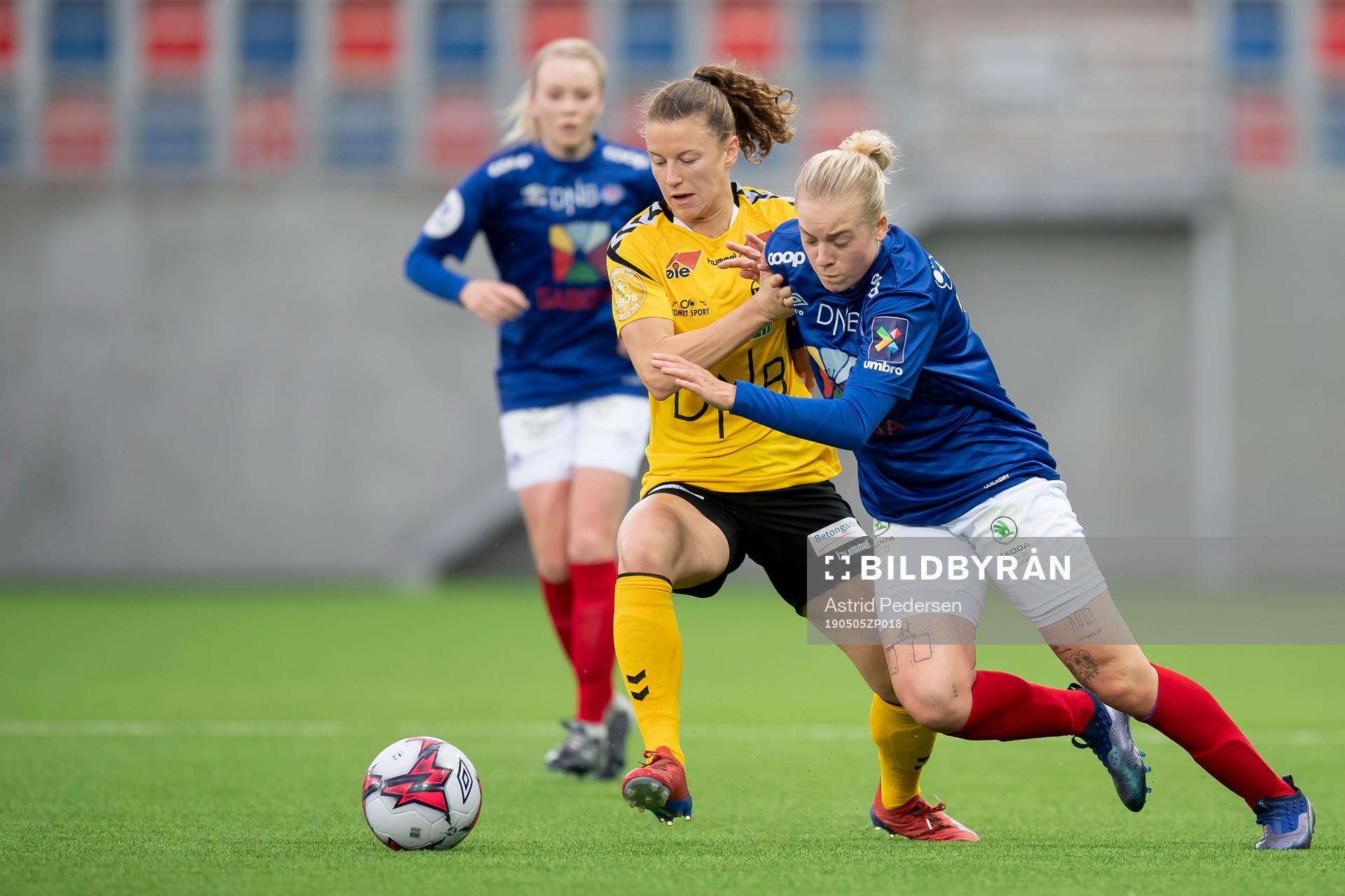 Synne Hansen of LSK Kvinner and Marie Markussen of