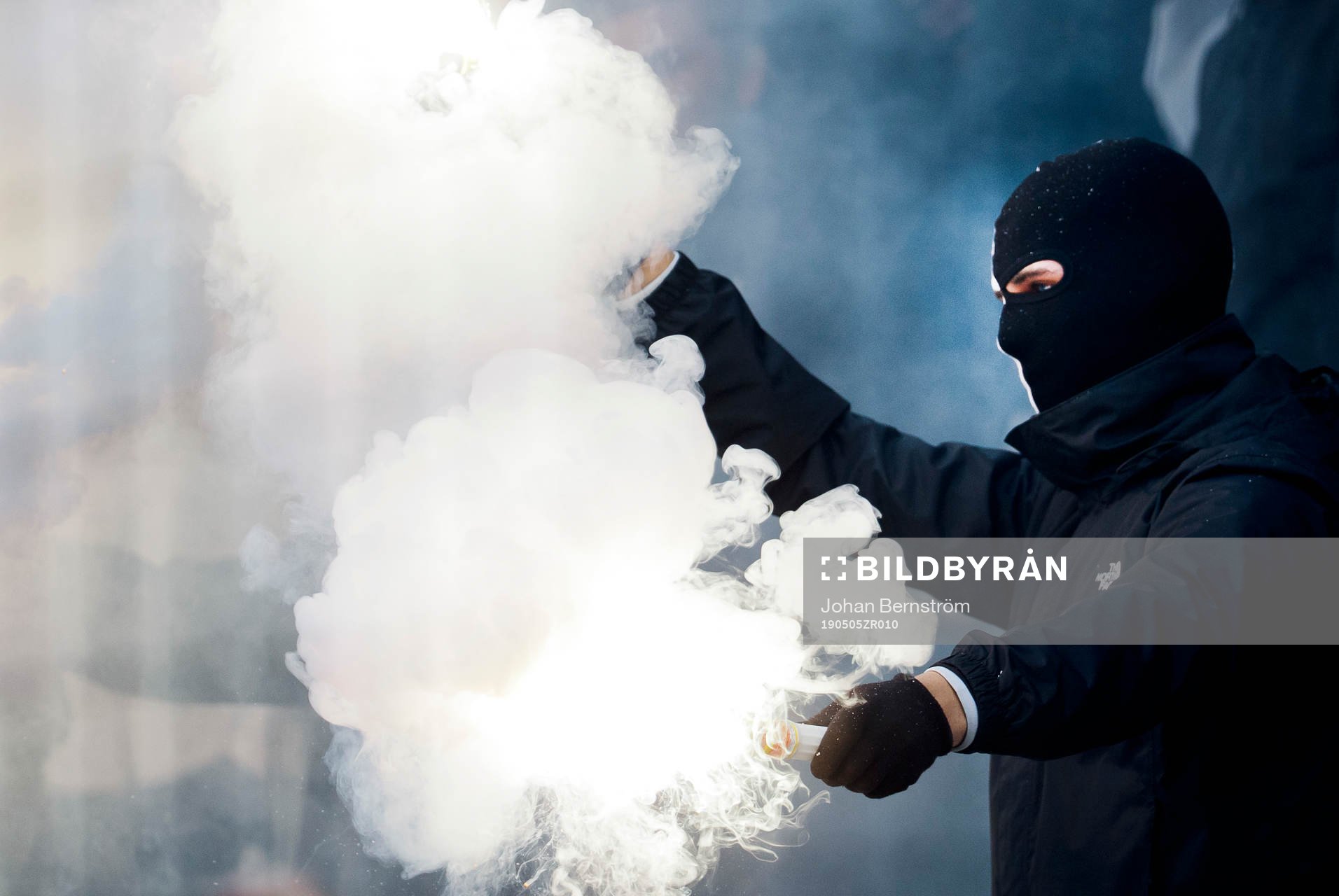 Örebro supporter med pyroteknik