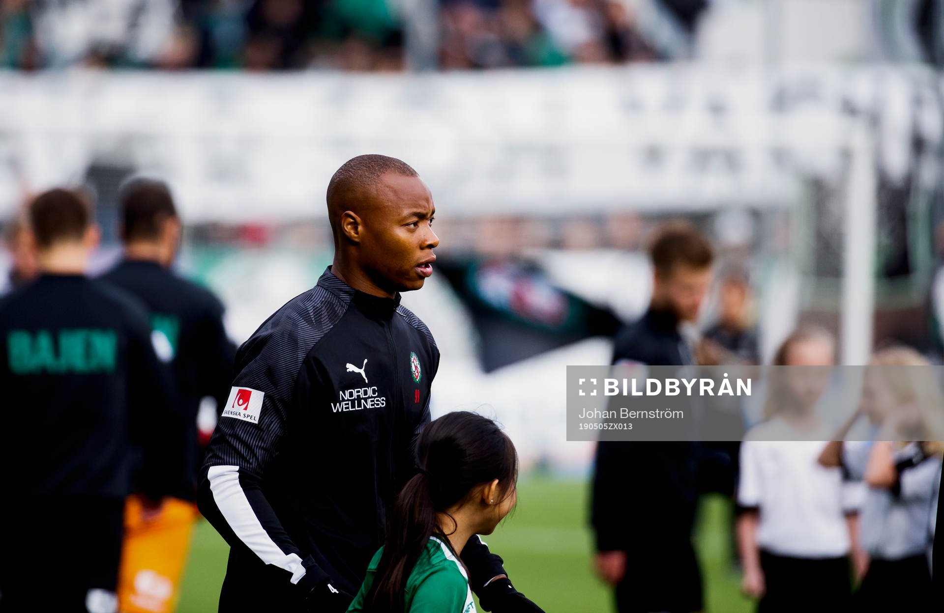 Örebros Carlos Strandberg på väg ut till fotbollsmatchen