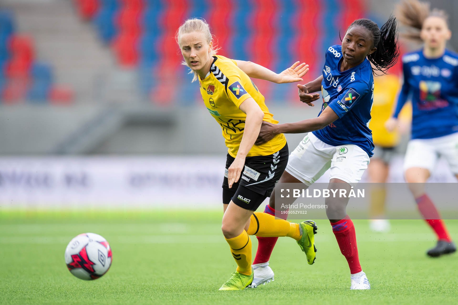 Anja Sønstevold of LSK Kvinner and Ajara Njoya of