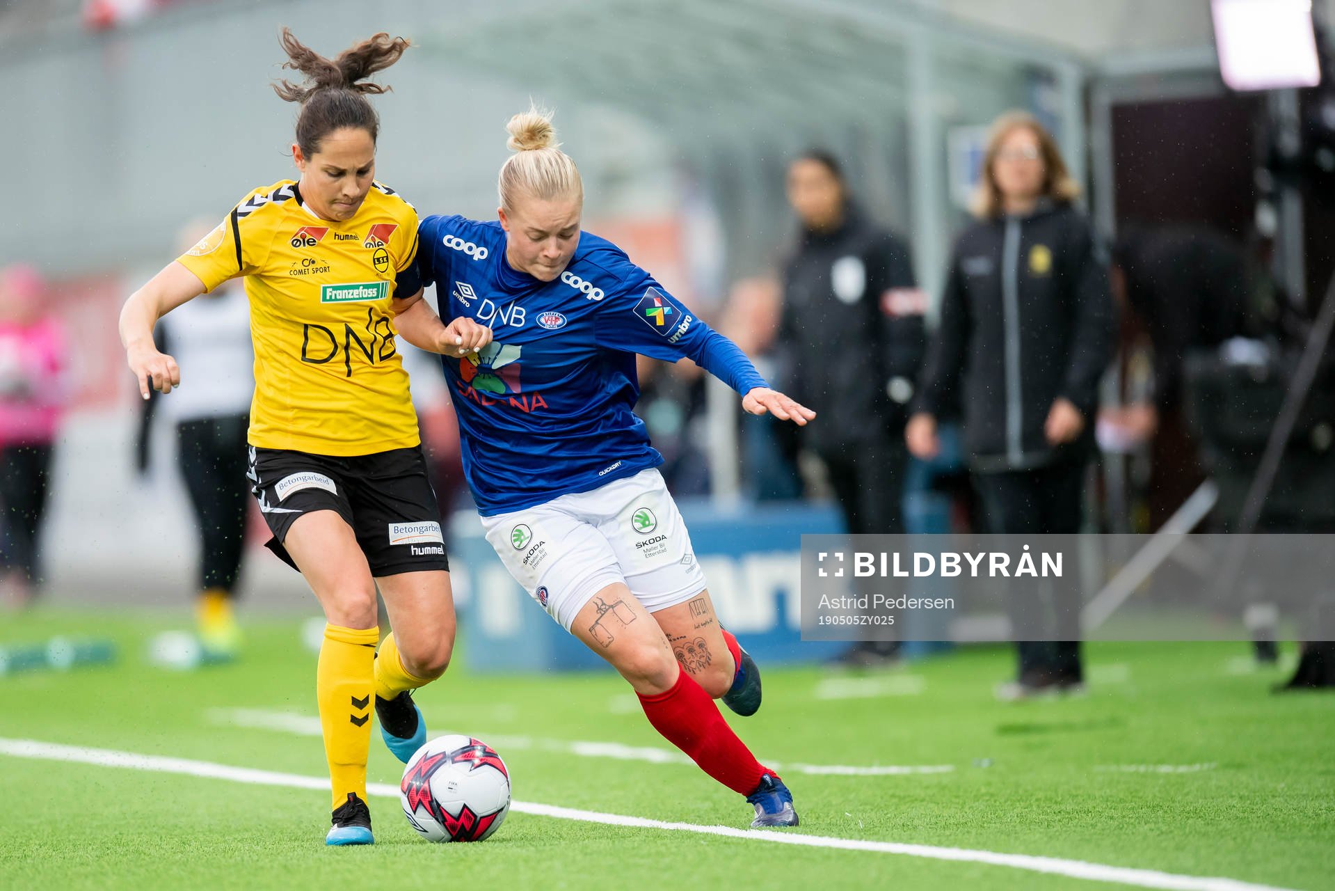 Ingrid Wold of LSK Kvinner and Marie Markussen of Vålerenga