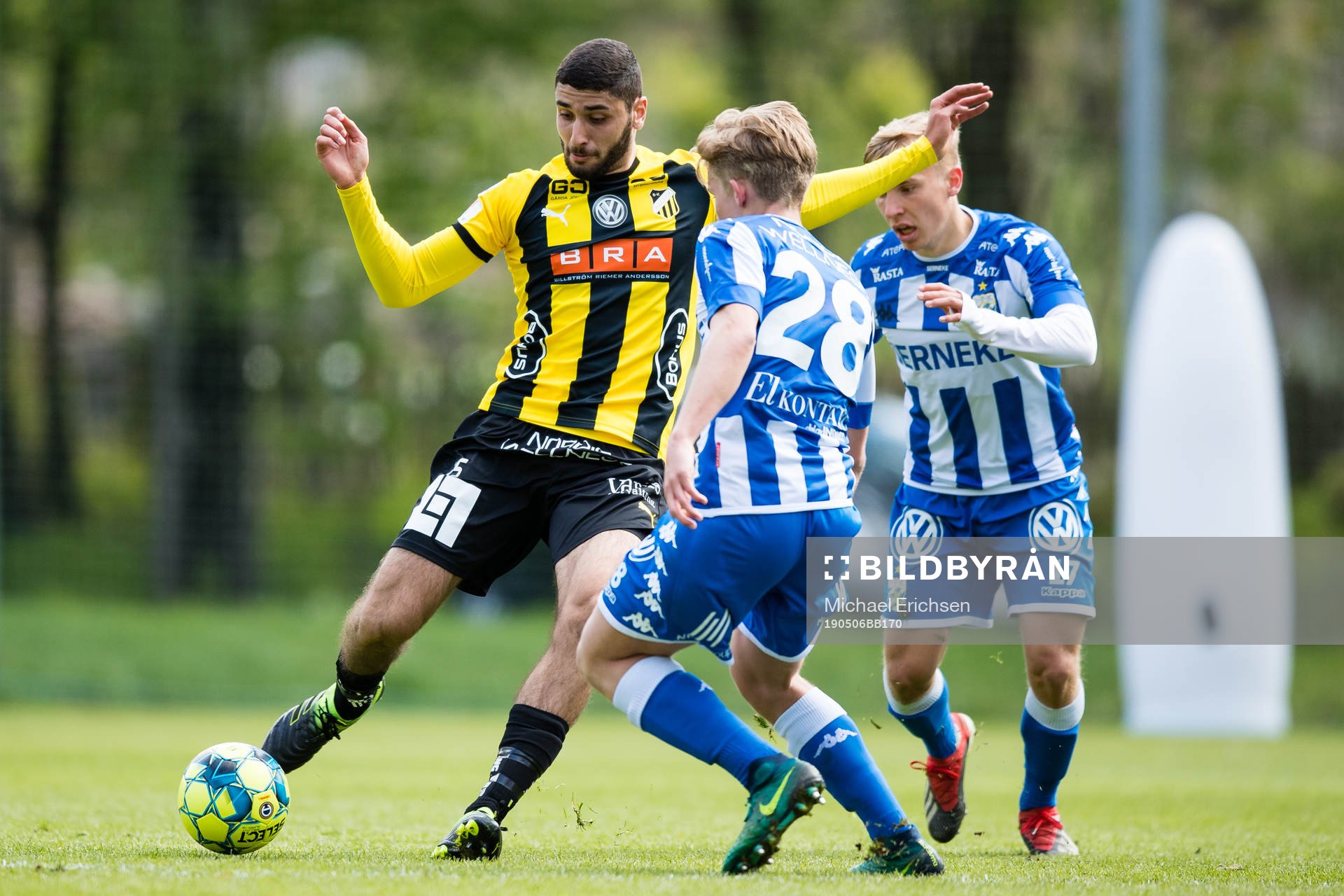 Häckens Aiham Ousou mot IFK Göteborgs Edvin Dahlqvist och