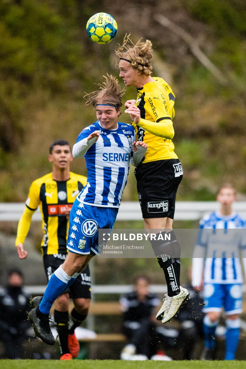 Häckens Gustav Berggren vinner en nickduell mot IFK Göteborgs Victor Olofsson under fotbollsmatchen i U21 allsvenskan mellan IFK Göteborg och Häcken den 6 maj 2019 i Göteborg.