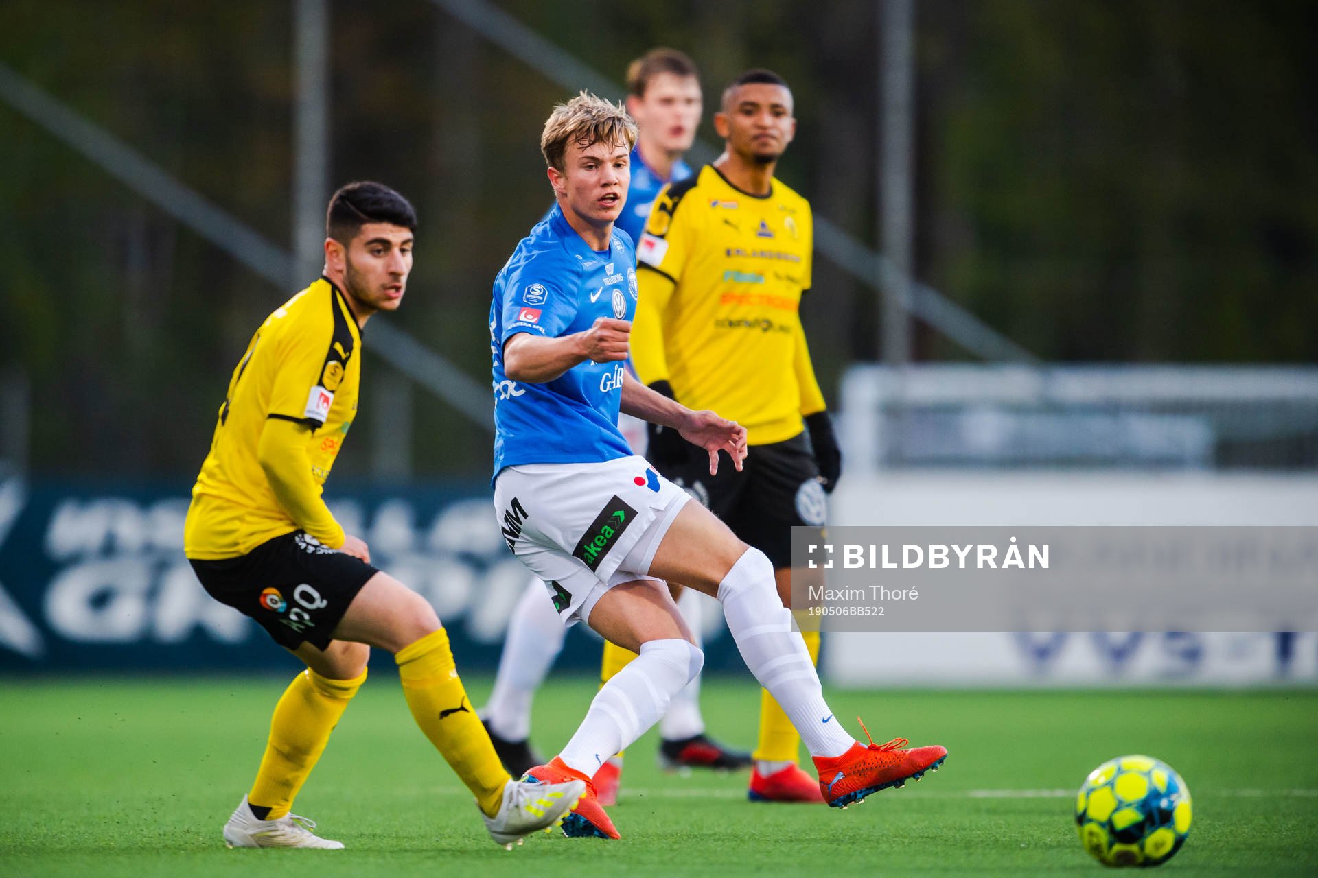 Trelleborgs Niklas Bröndsted Vesterlund och Frejs André Alsanati under fotbollsmatchen i Superettan mellan Frej och Trelleborg den 6 maj 2019 i Stockholm.