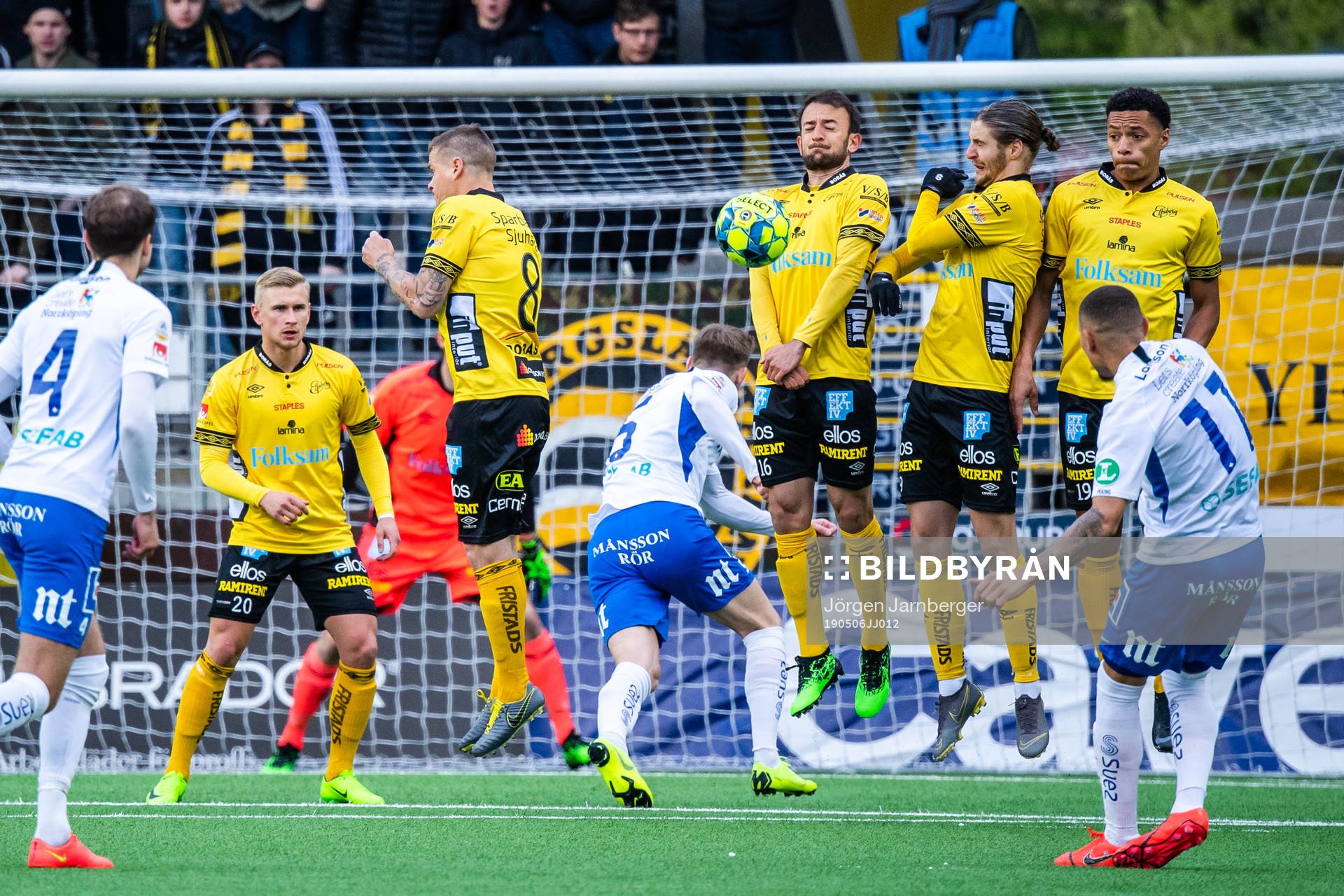 IFK Norrköpings Jordan Larsson med en frispark mot