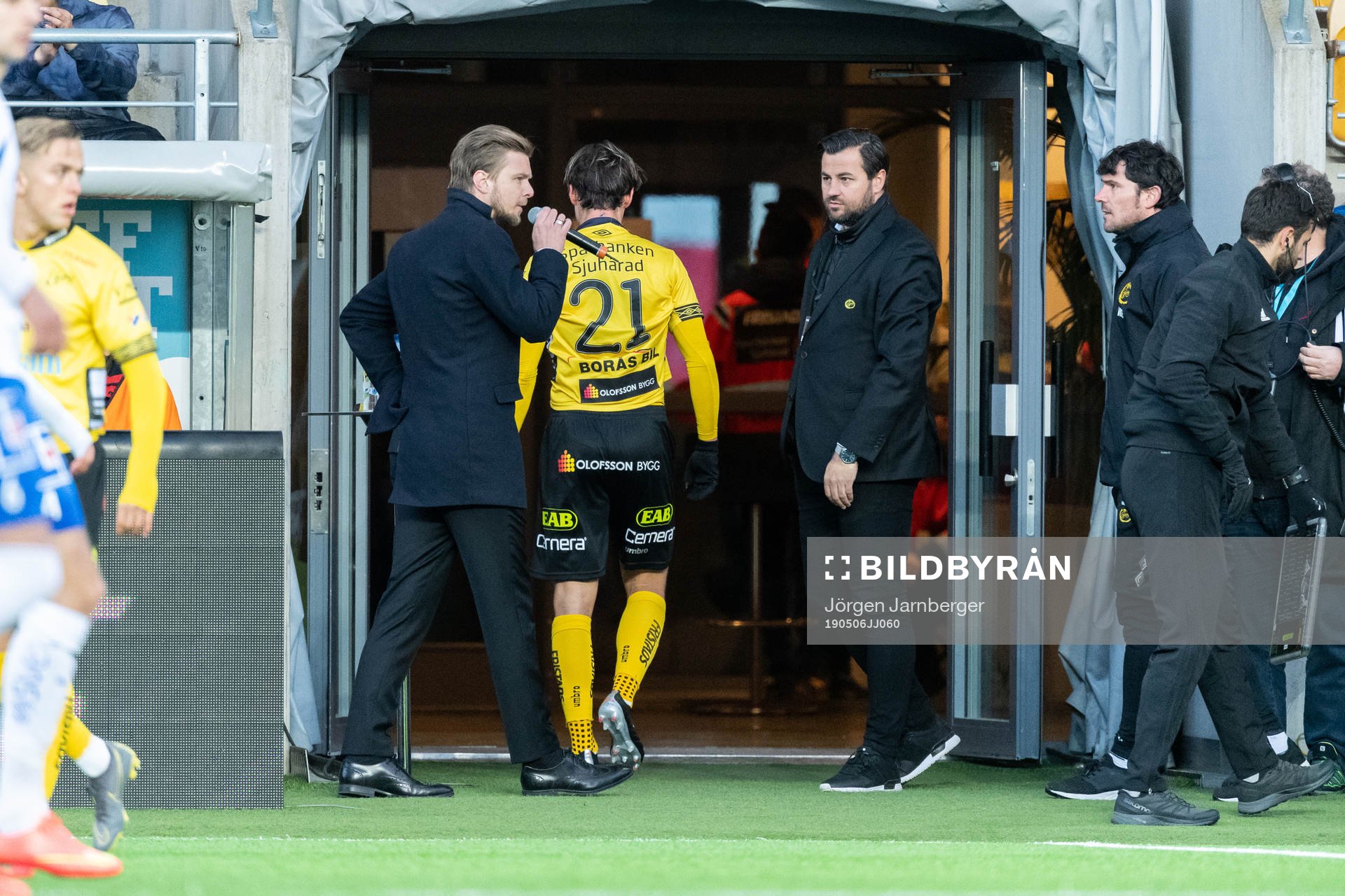 Elfsborgs Jonathan Levi lämnar arenan skadad