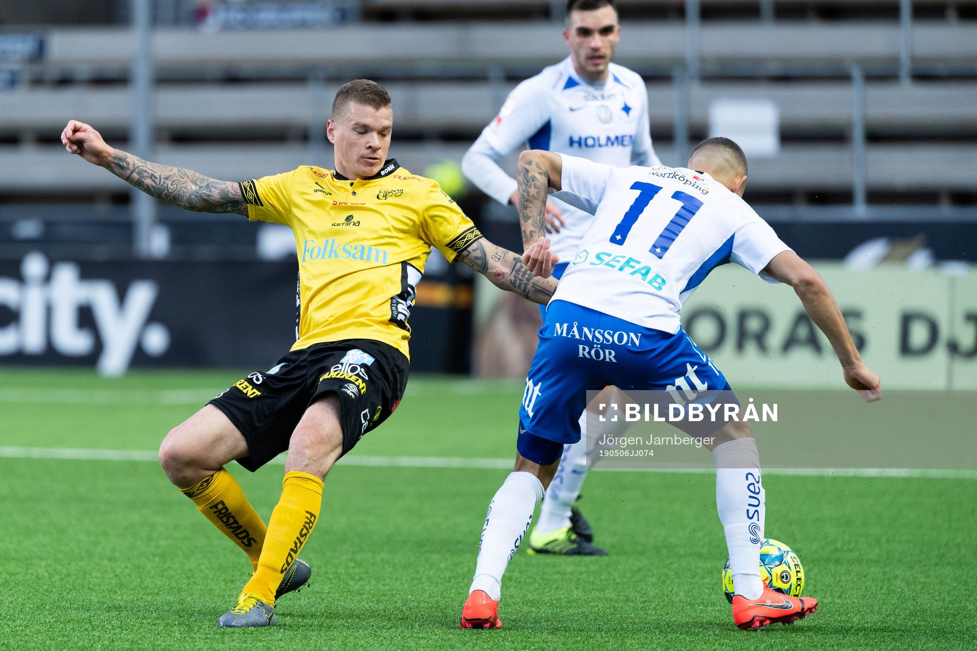 Elfsborgs Samuel Holmén och IFK Norrköpings Jordan Larsson under fotbollsmatchen i Allsvenskan mellan Elfsborg och IFK Norrköping den 6 maj 2019 i Borås.