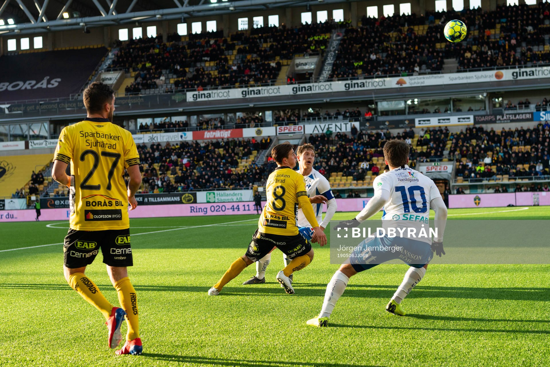 Elfsborgs Simon Olsson i kamp med IFK Norrköpings Alexander Fransson under fotbollsmatchen i Allsvenskan mellan Elfsborg och IFK Norrköping den 6 maj 2019 i Borås.