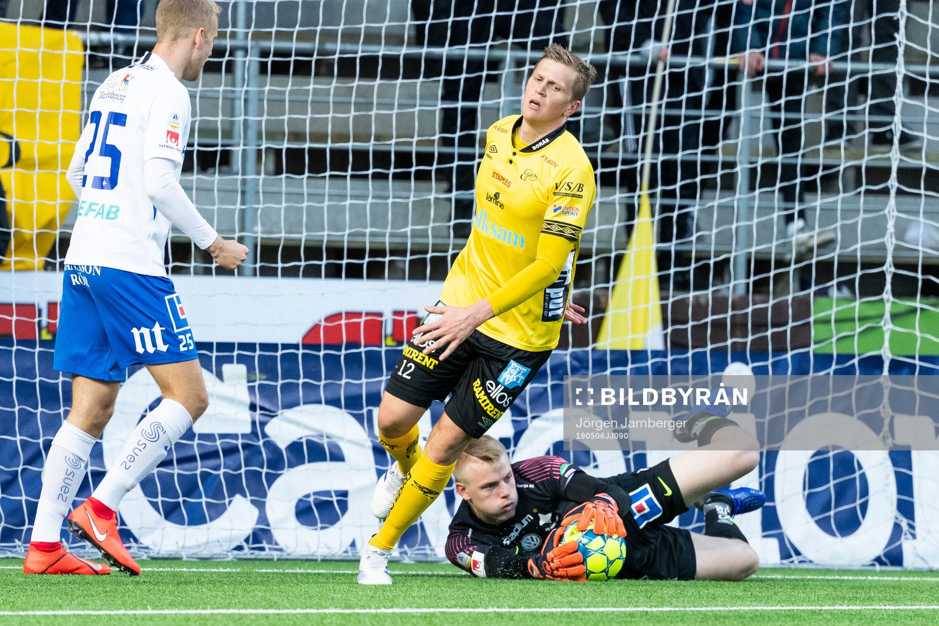 IFK Norrköpings målvakt Isak Pettersson räddar skott och