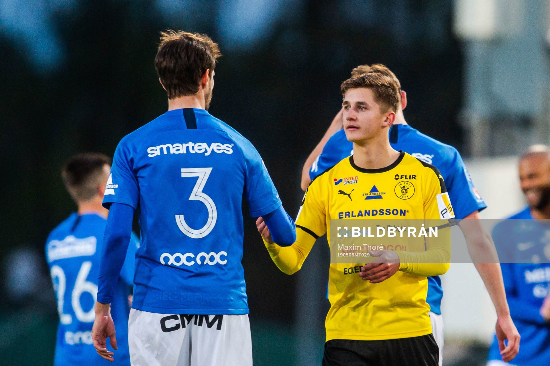 Frejs Leo Bengtsson tackar av Trelleborgs Sebastian Ohlsson