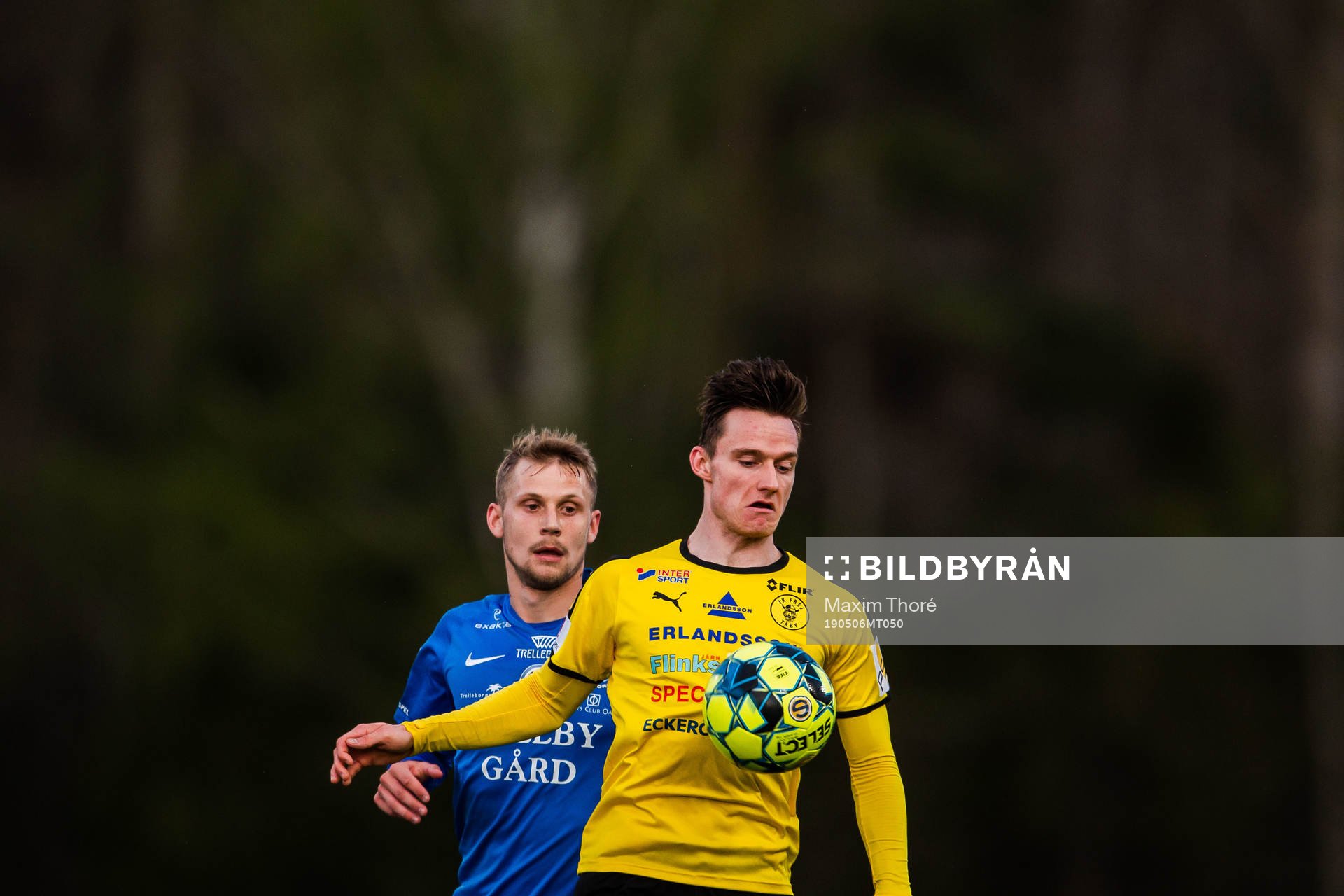 Trelleborgs Erik Andersson och Frejs Mattias Bouvin under fotbollsmatchen i Superettan mellan Frej och Trelleborg den 6 maj 2019 i Stockholm.