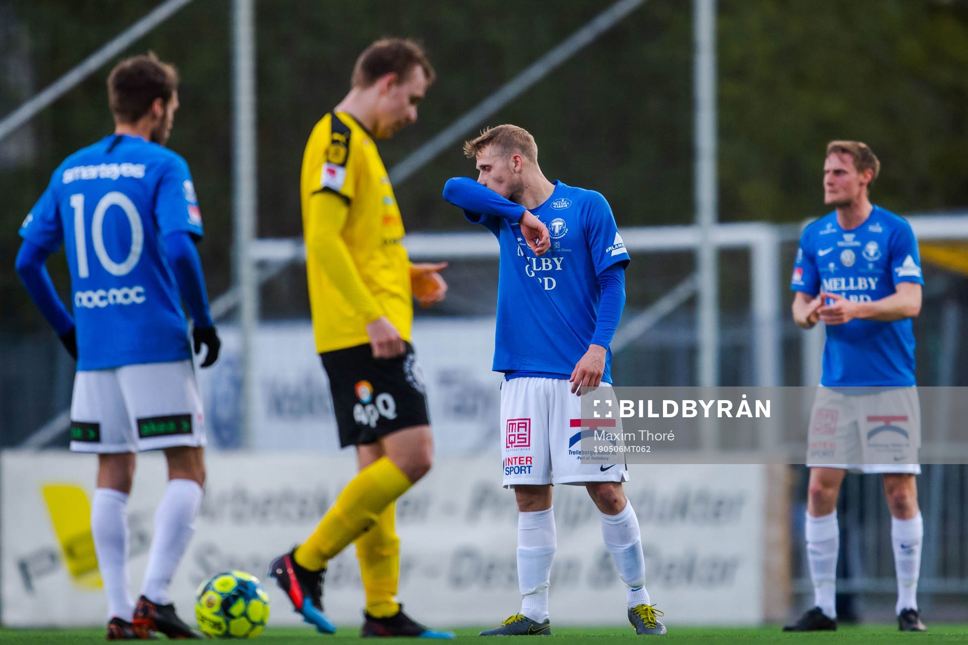 Frejs Melvin Fritzhell deppar med lagkamrater