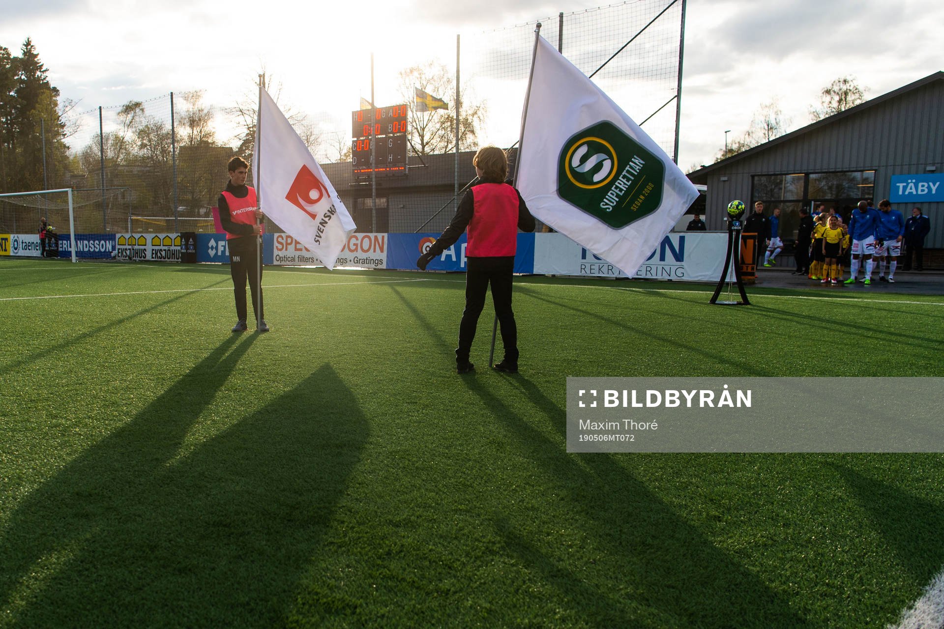 En Svenska Spel och Superettan flagga