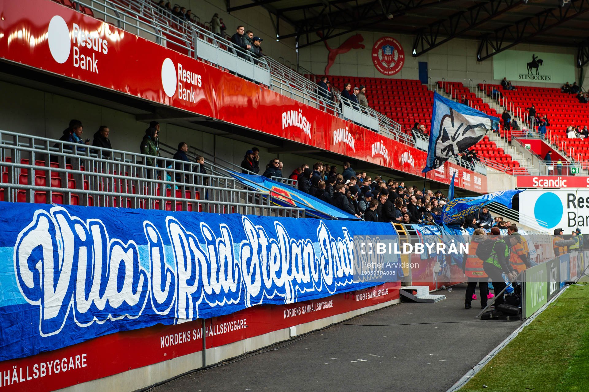 Djurgårdens supportrar med en banderoll för att hedra en