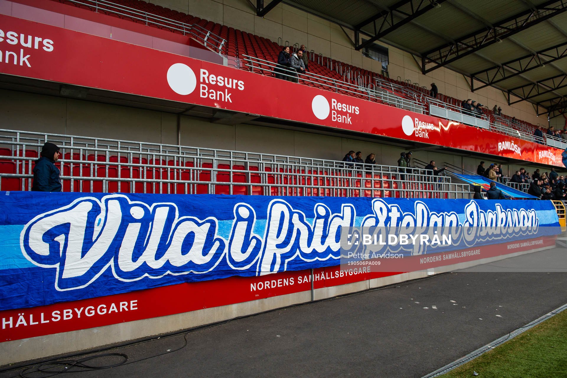 Djurgårdens supportrar med en banderoll för att hedra en