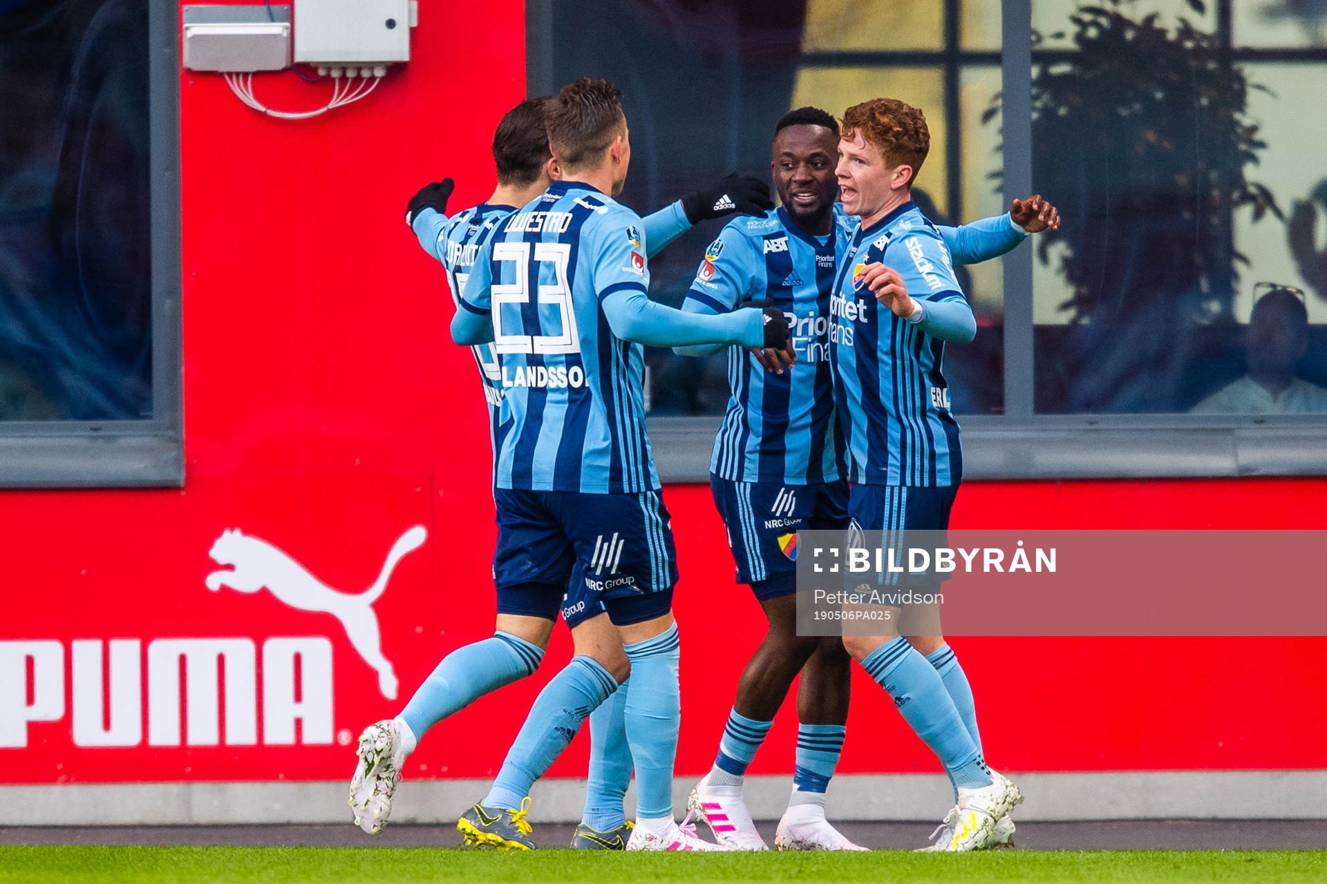 Djurgårdens spelare jublar med Mohamed Buya Turay