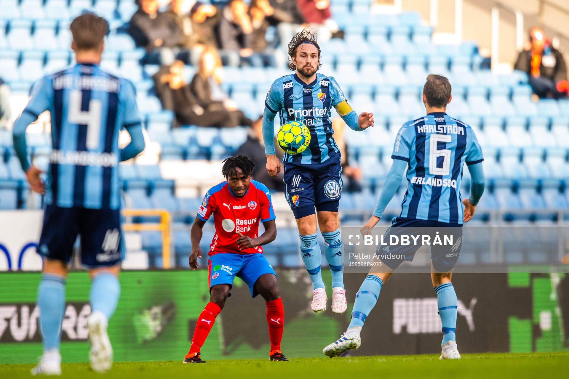 Djurgårdens Kevin Walker och Helsingborgs Mamudu Moro
