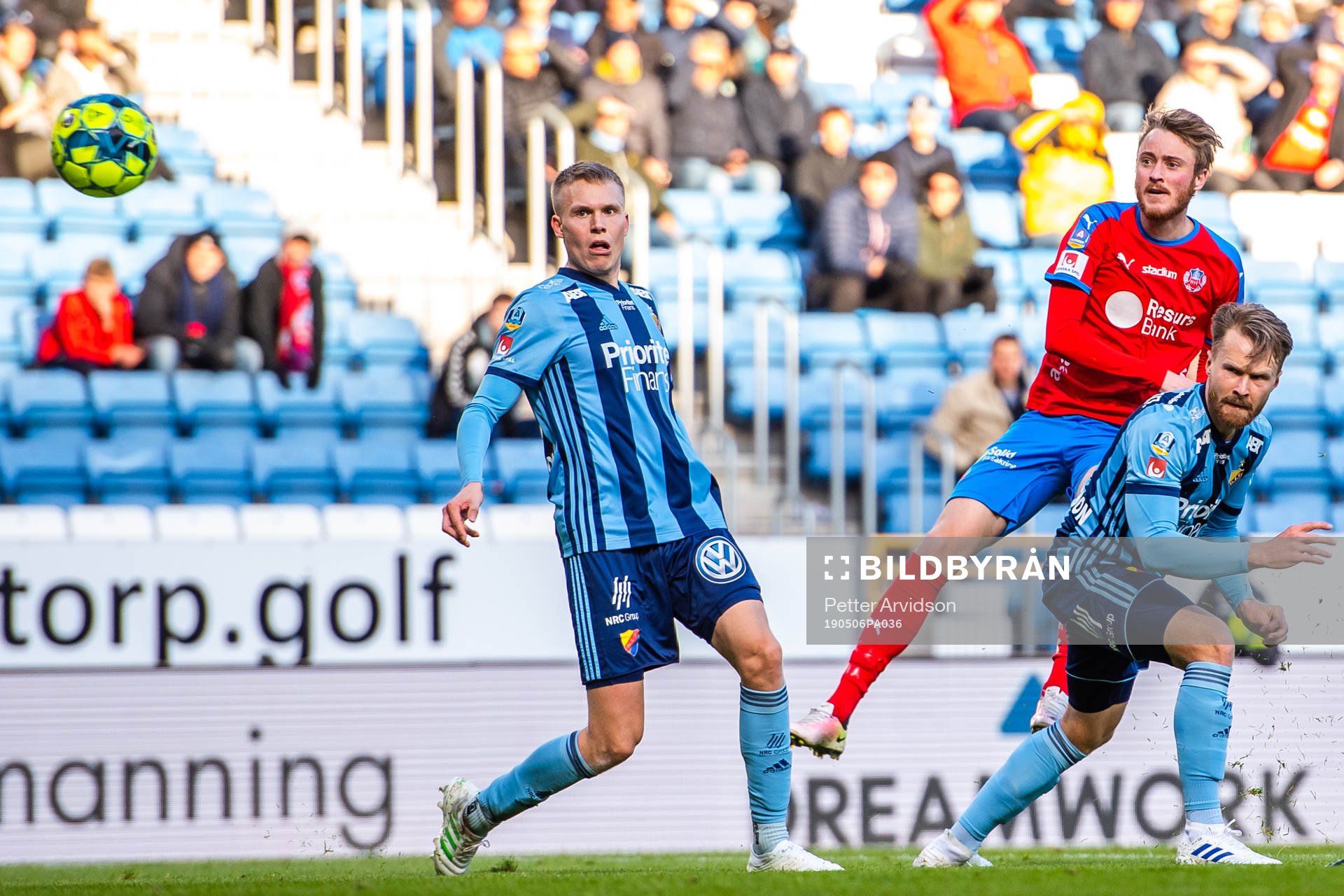Helsingborgs Rasmus Jönsson provar skott förbi