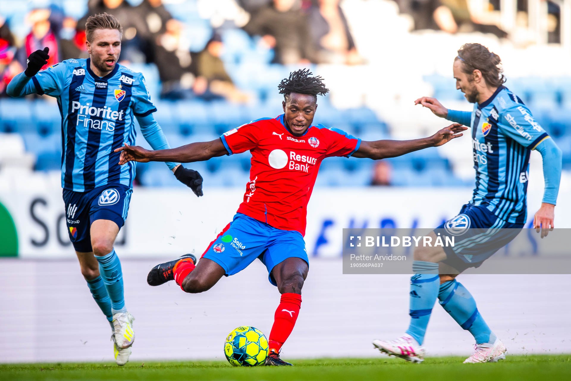 Helsingborgs Mamudu Moro i en kamp mot Djurgårdens Jonathan Ring och Kevin Walker under fotbollsmatchen i Allsvenskan mellan Helsingborg och Djurgården den 6 maj 2019 i Helsingborg.