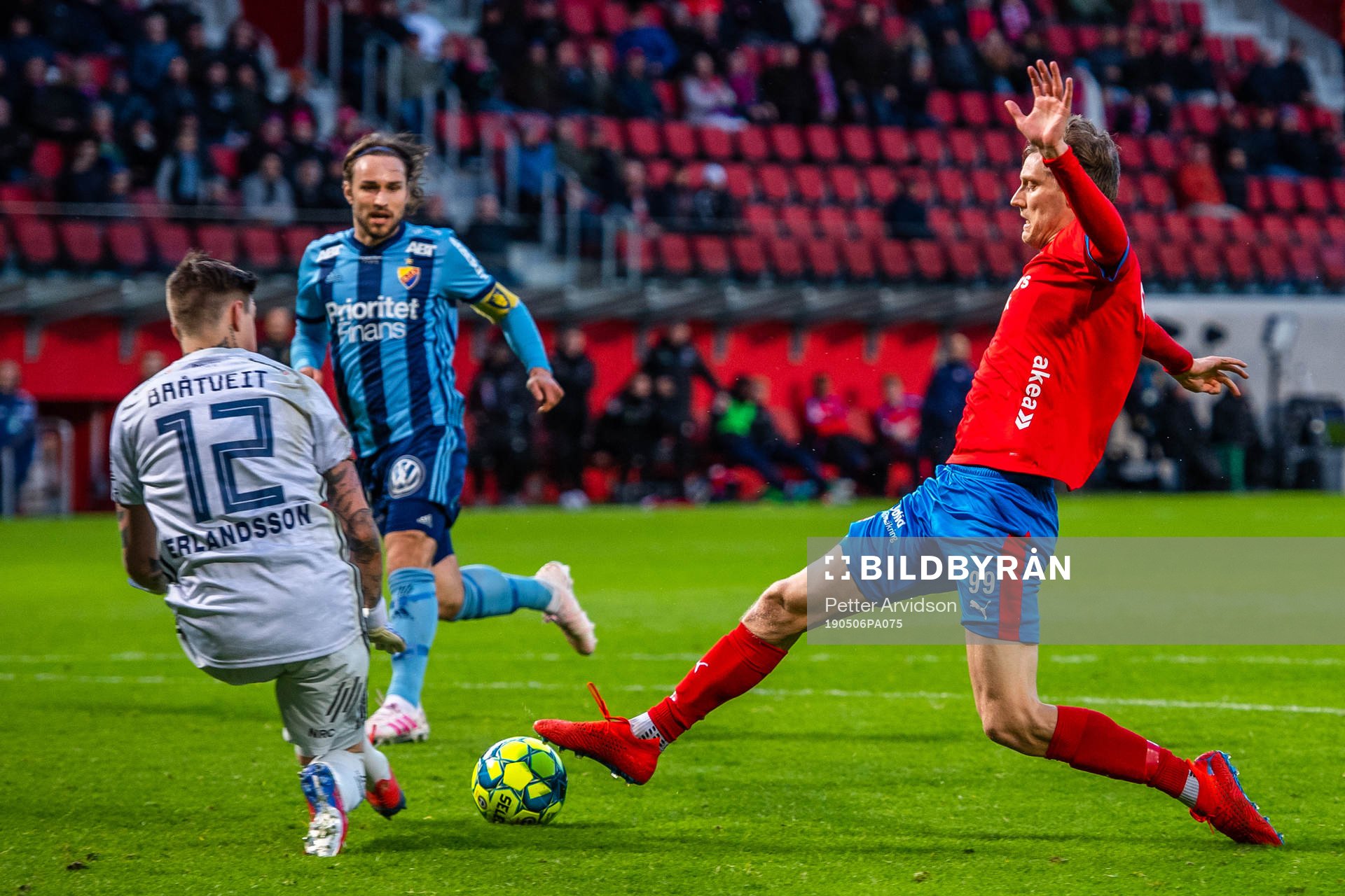 Djurgårdens målvakt Per Kristian Bråtveit och Helsingborgs Andri Bjarnason under fotbollsmatchen i Allsvenskan mellan Helsingborg och Djurgården den 6 maj 2019 i Helsingborg.